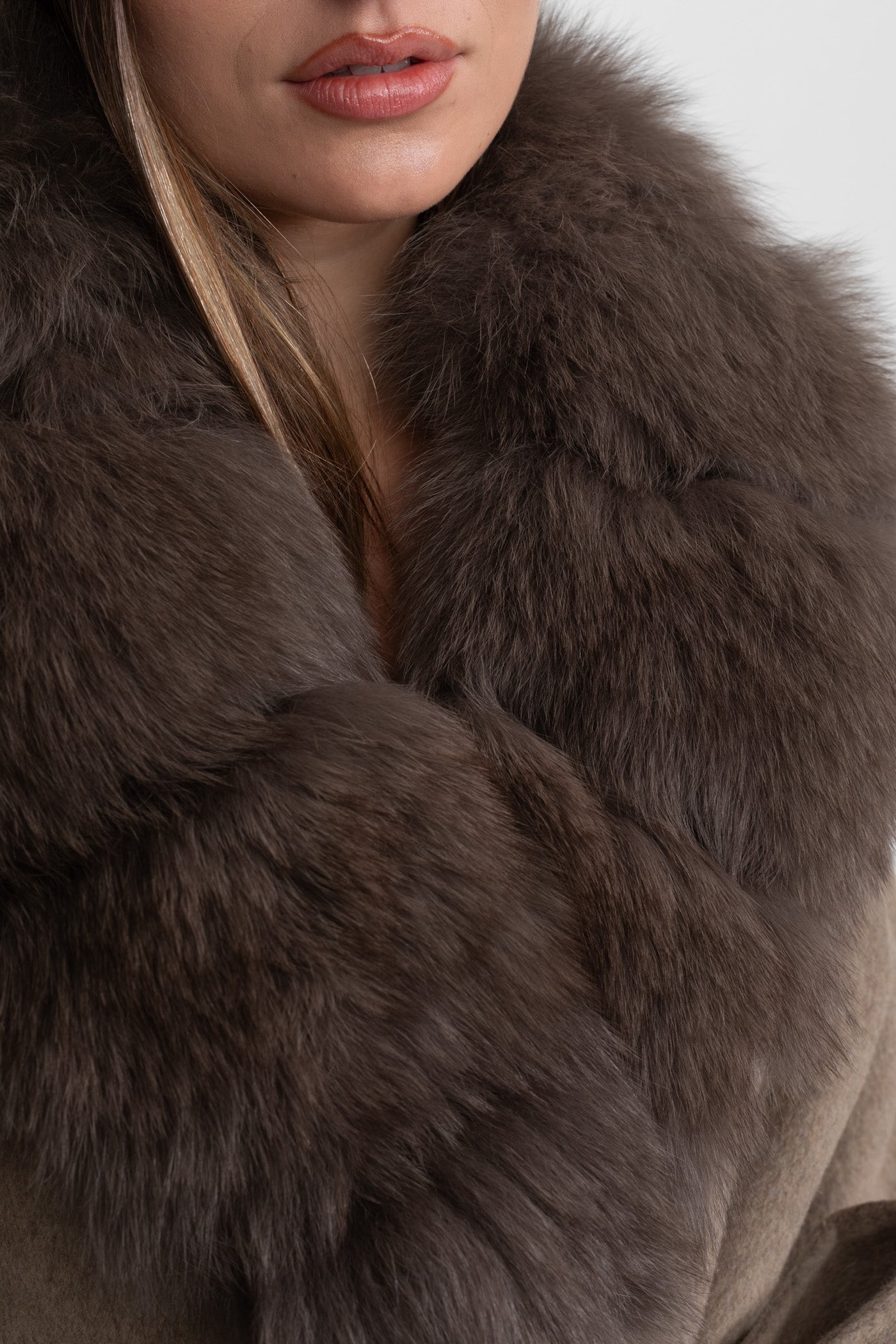 Manteau en laine avec col en fourrure de renard et ceinture à nouer – Kaki 