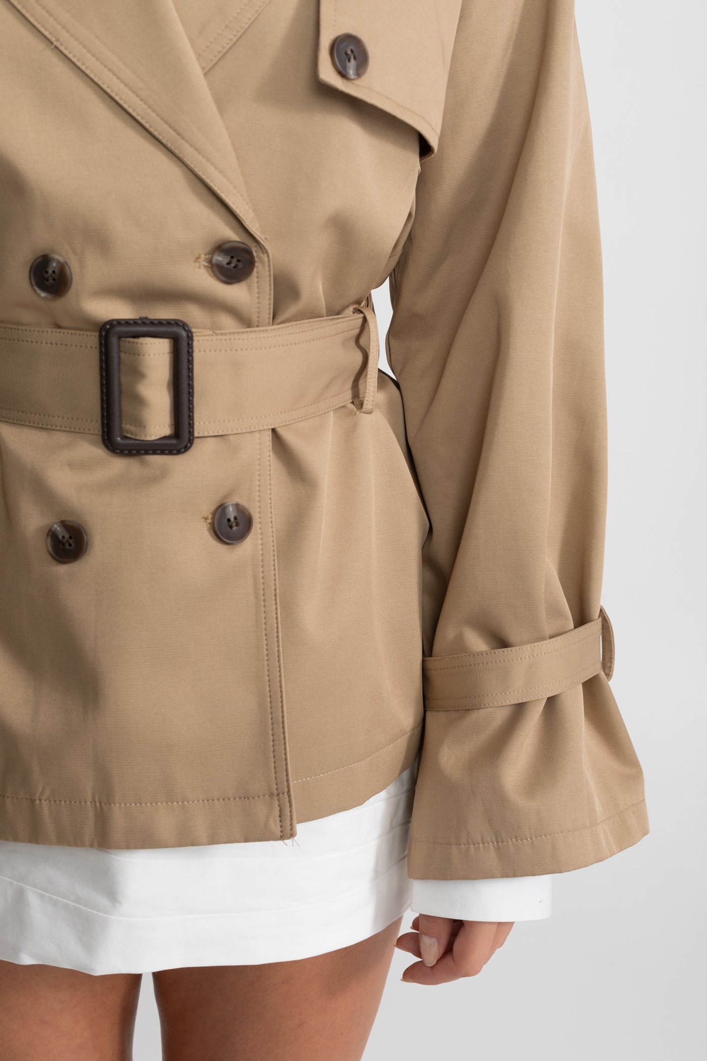 Veste trench courte à double boutonnage avec ceinture à la taille – Camel 