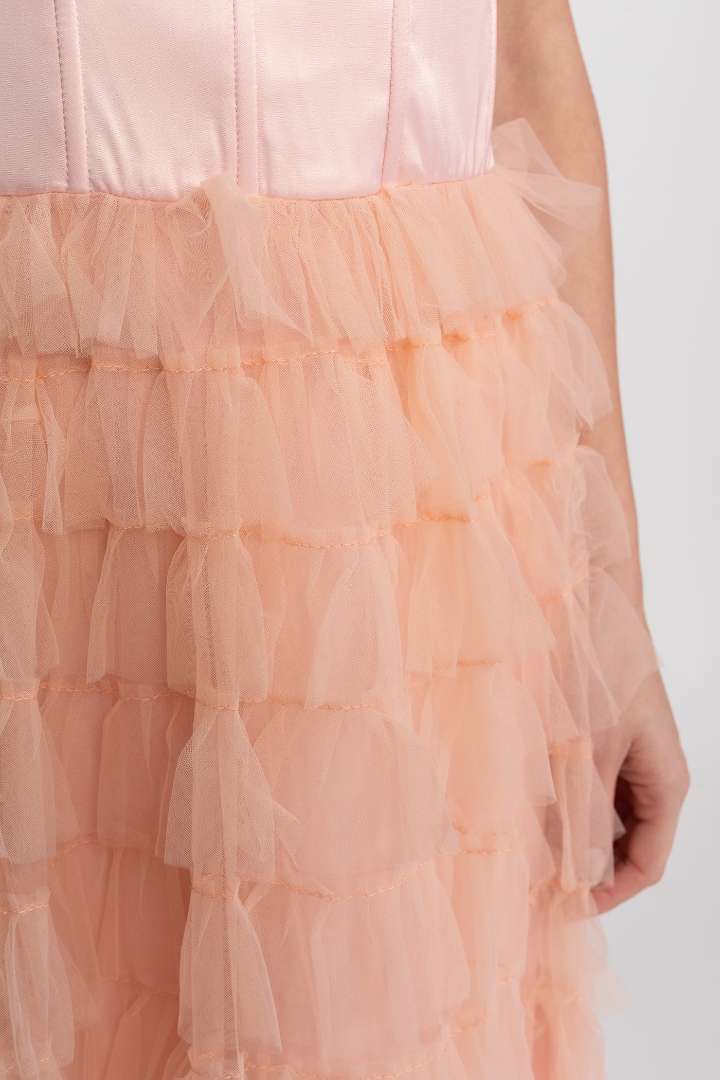 Robe maxi en satin avec bretelles nouées et jupe en tulle à volants - Blush Pink 