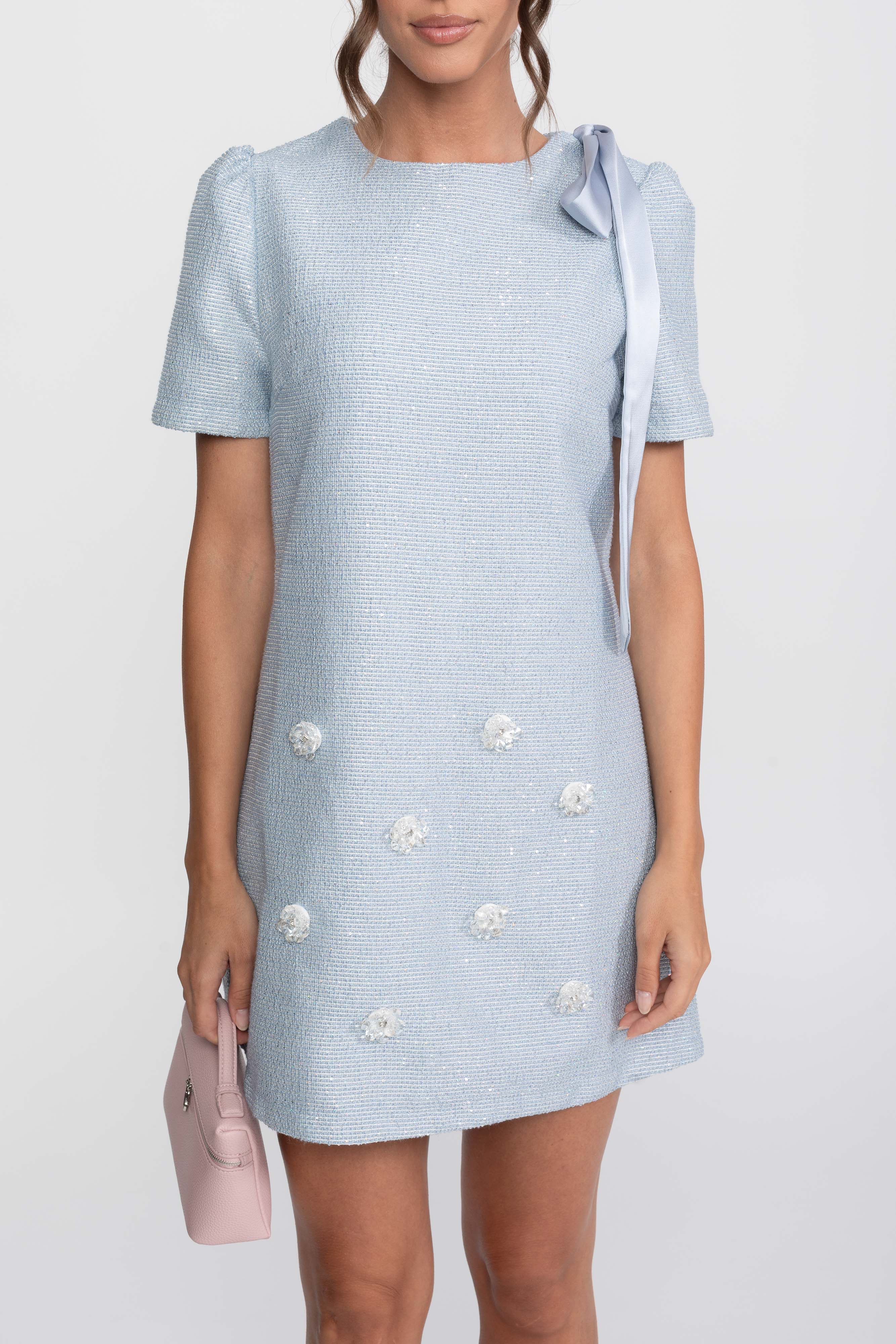 Robe courte en tweed à sequins avec épaules ornées de nœuds et fleurs scintillantes - bleu clair 