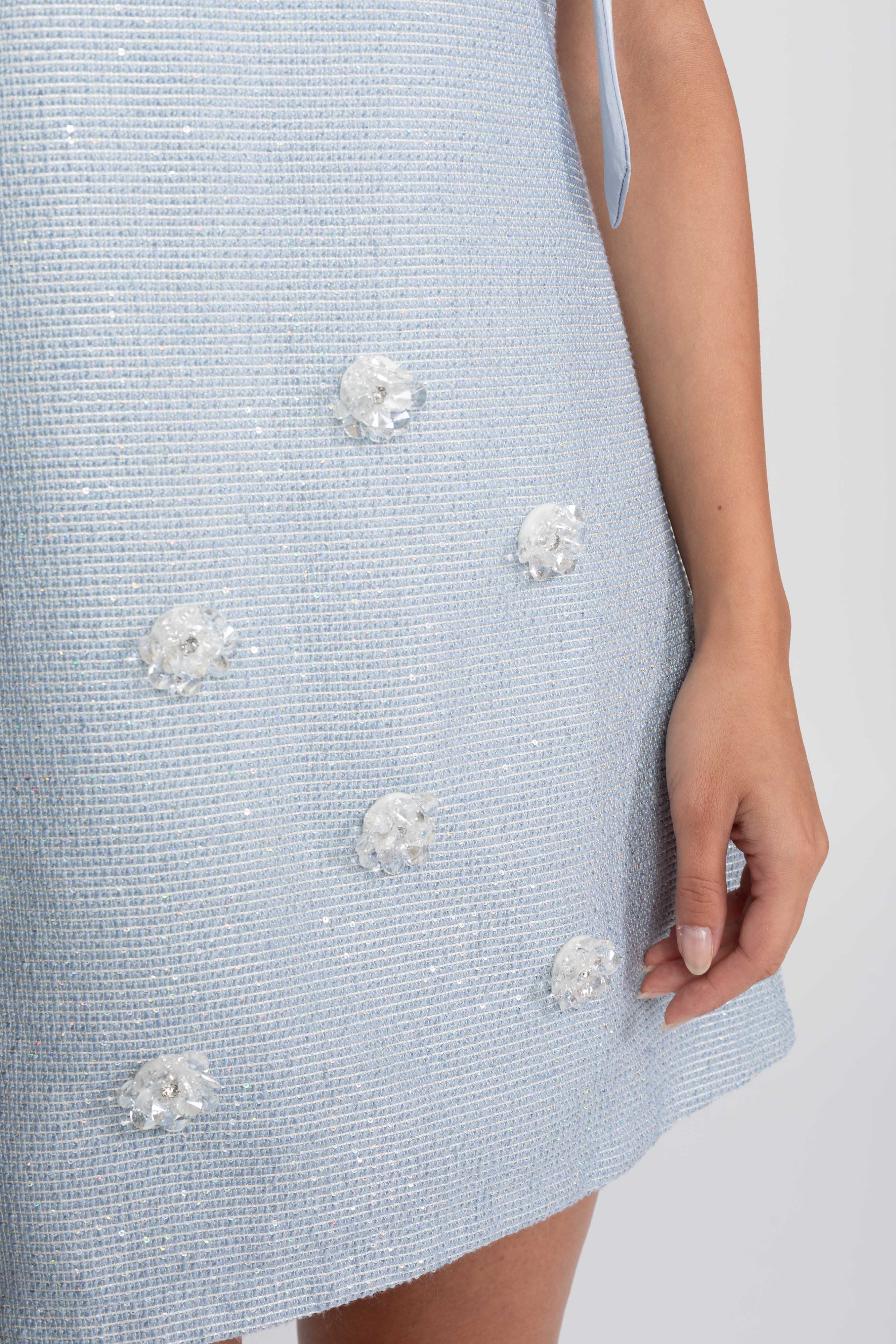 Robe courte en tweed à sequins avec épaules ornées de nœuds et fleurs scintillantes - bleu clair 