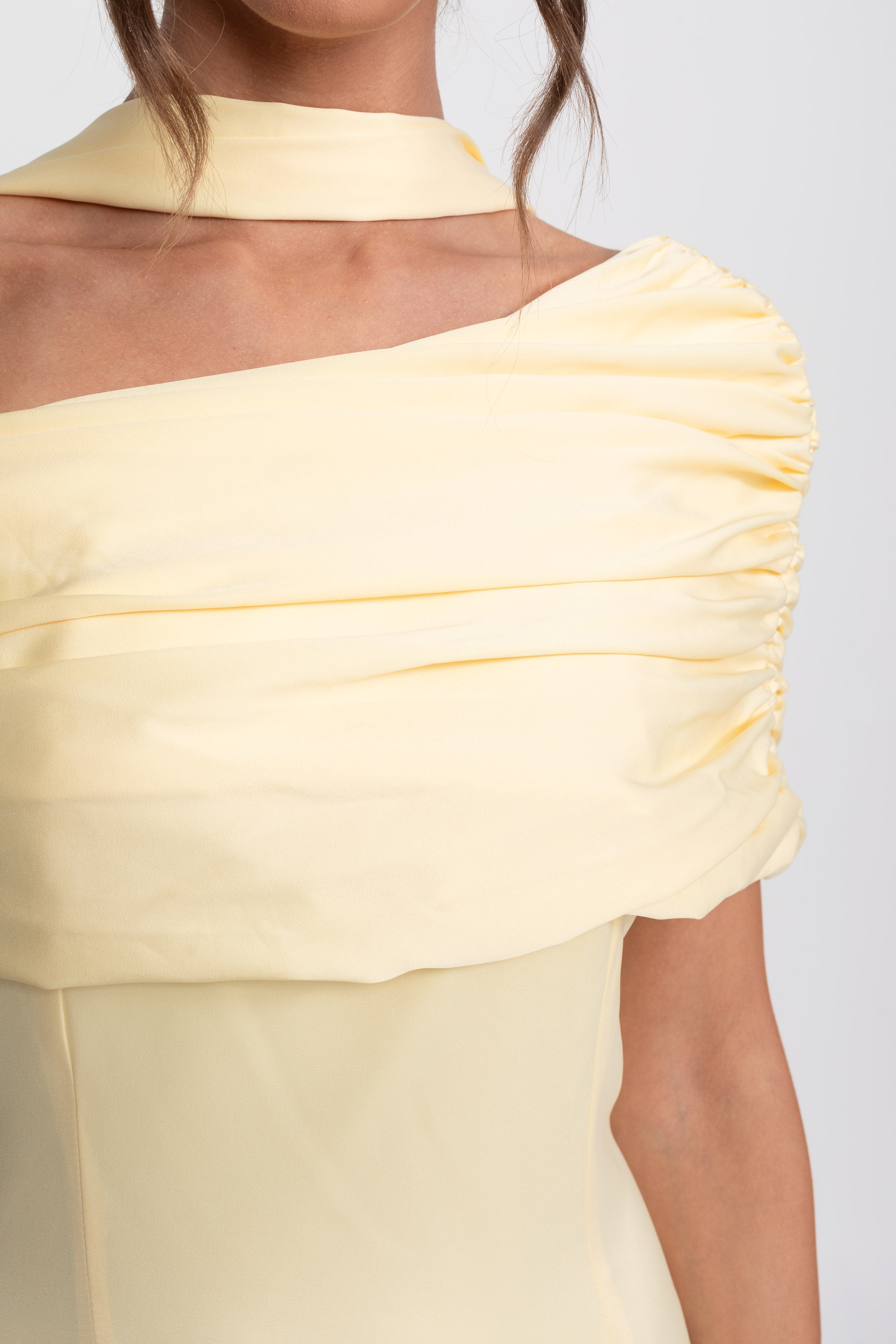 Robe en satin drapée à une épaule avec effet portefeuille froncé - Jaune 