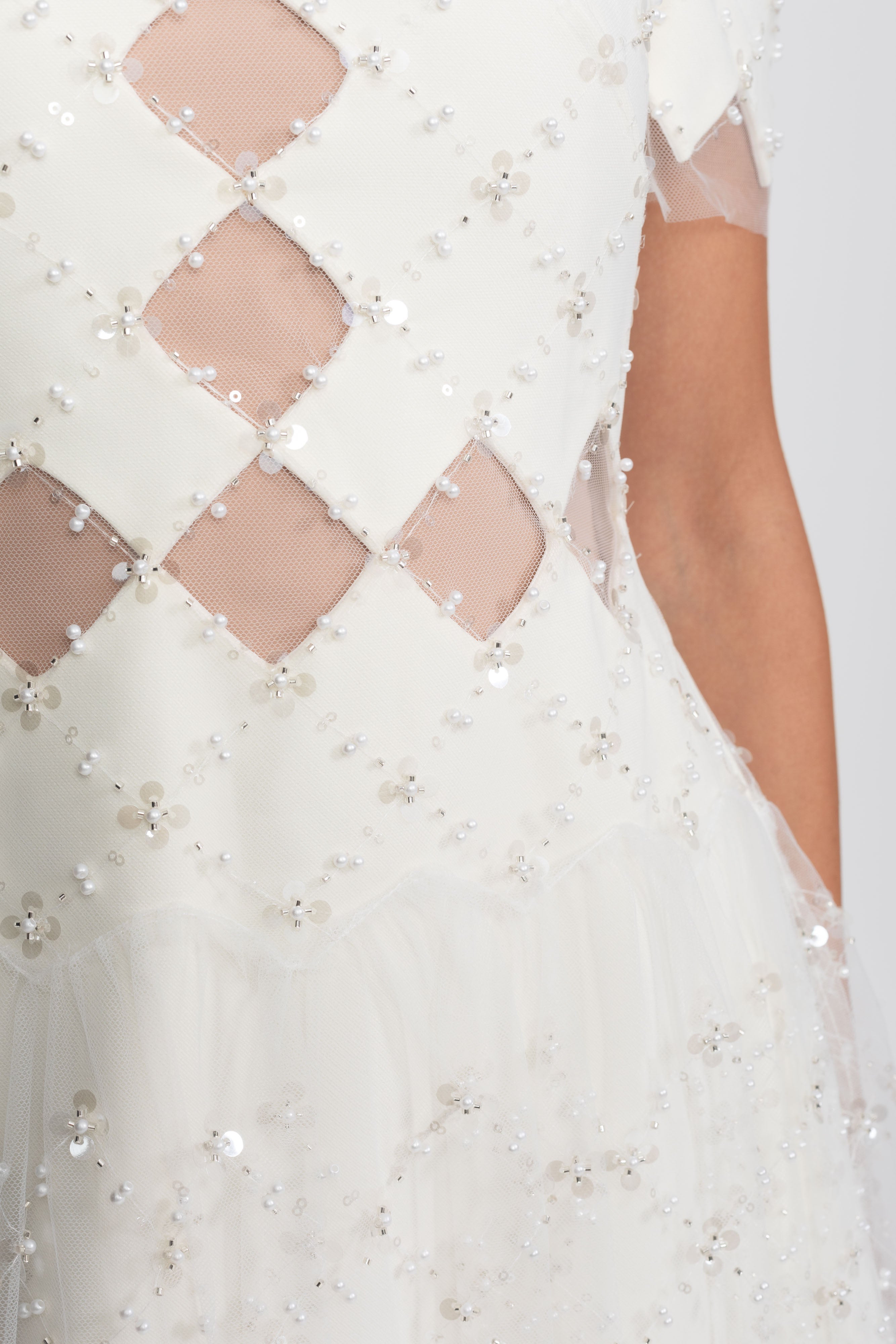 Robe perlée à découpes en diamant avec bordure en perles - Blanc 