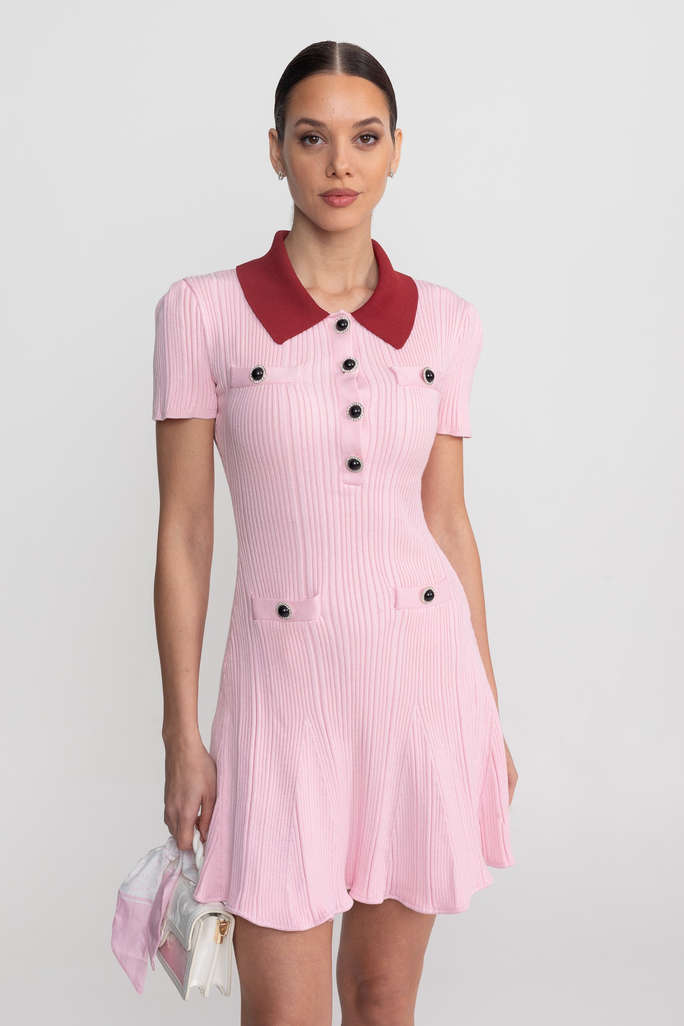 Robe courte à manches courtes côtelées avec col contrastant et détail boutonné sur le devant - Blush Pink 