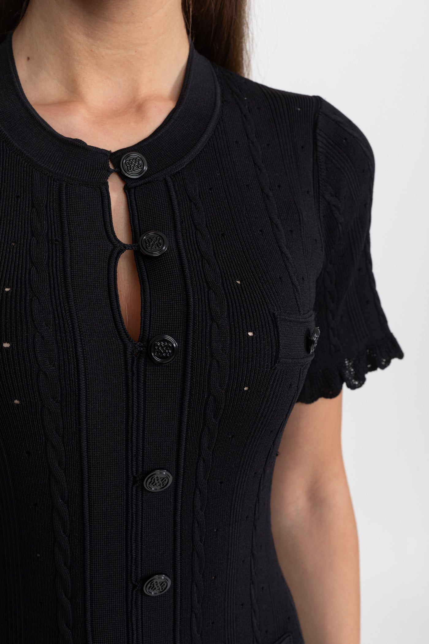 Robe midi en maille boutonnée à l'avant avec manches festonnées – Noir 