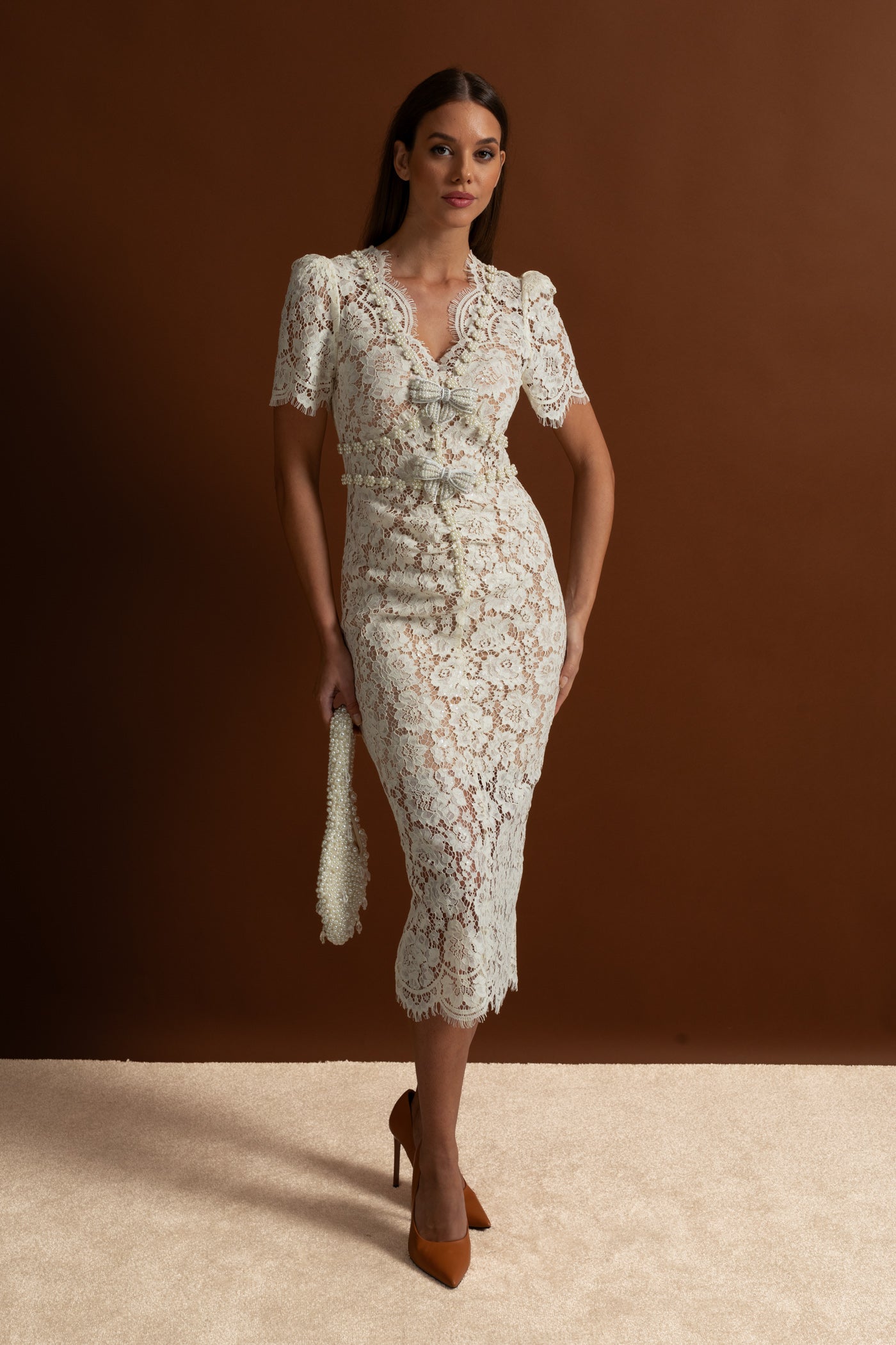 Robe midi en dentelle ornée avec détails nœud – Ivoire 