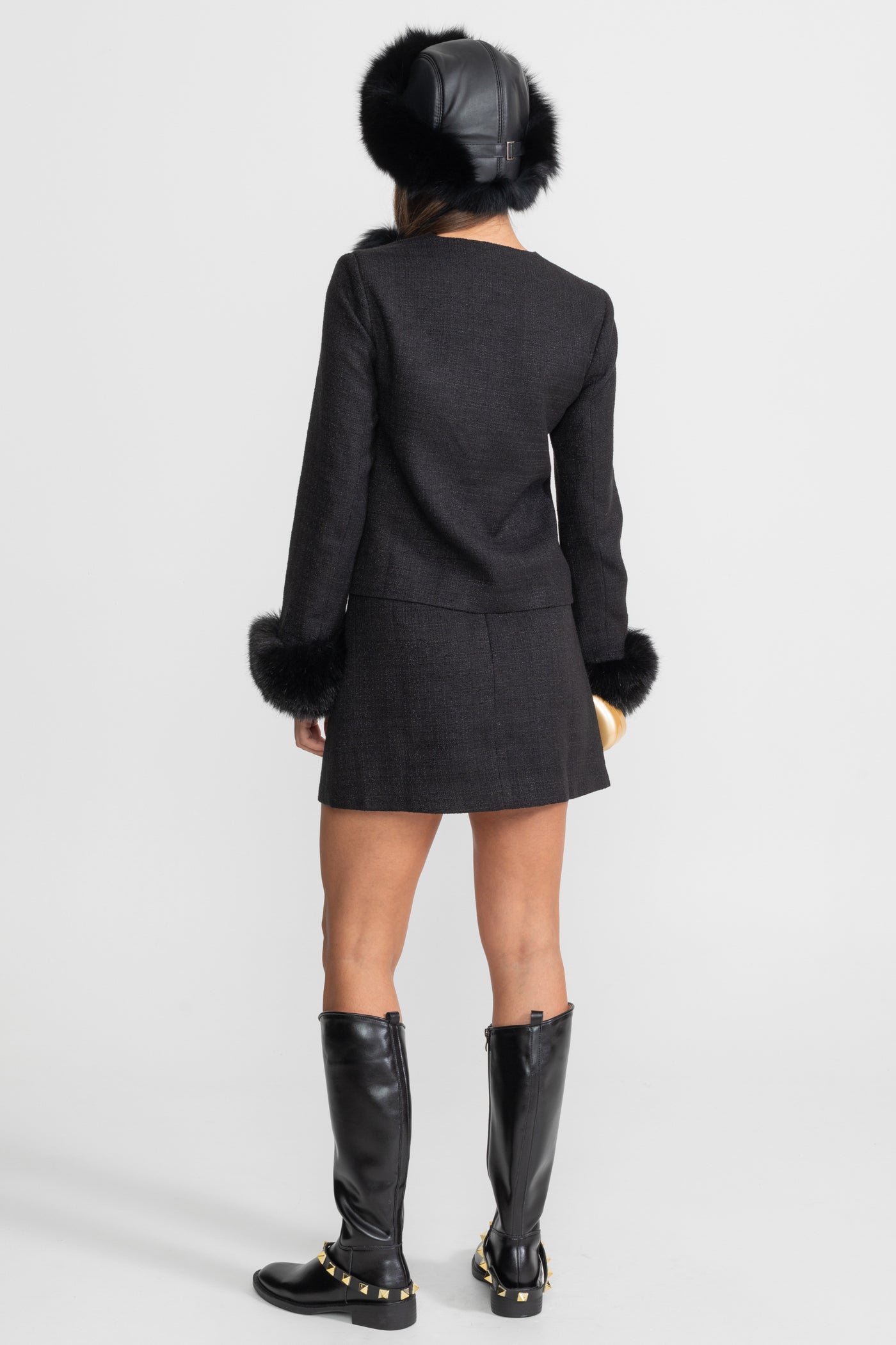 Blazer en tweed avec poignets en fausse fourrure et boutons dorés – Noir 