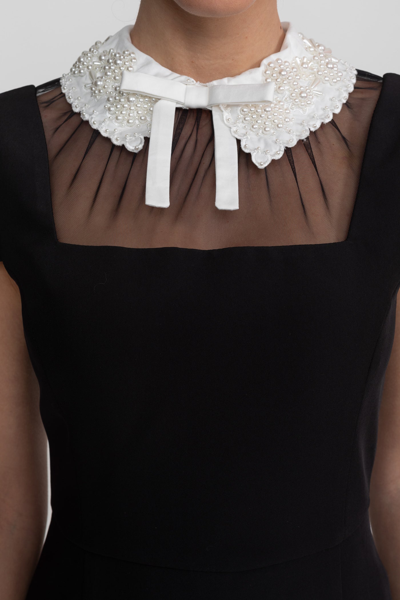 Robe Midi à Manches Courtes avec Détail de Col en Dentelle et Nœud - Noir 