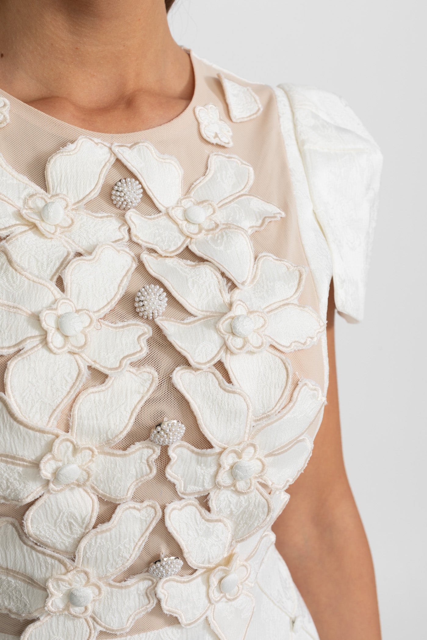 Robe courte à appliqué floral 3D avec jupe matelassée – Blanc 