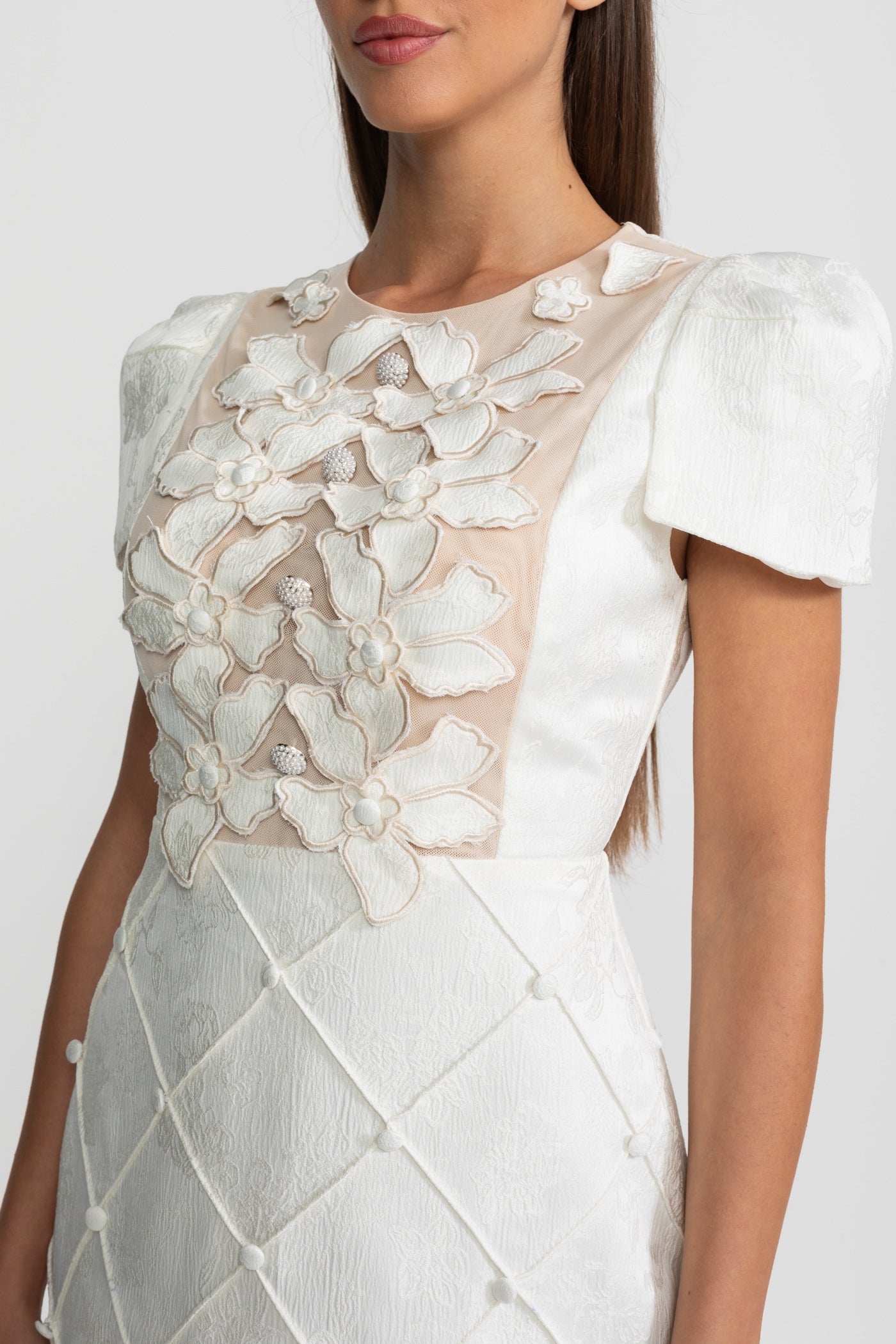 Robe courte à appliqué floral 3D avec jupe matelassée – Blanc 