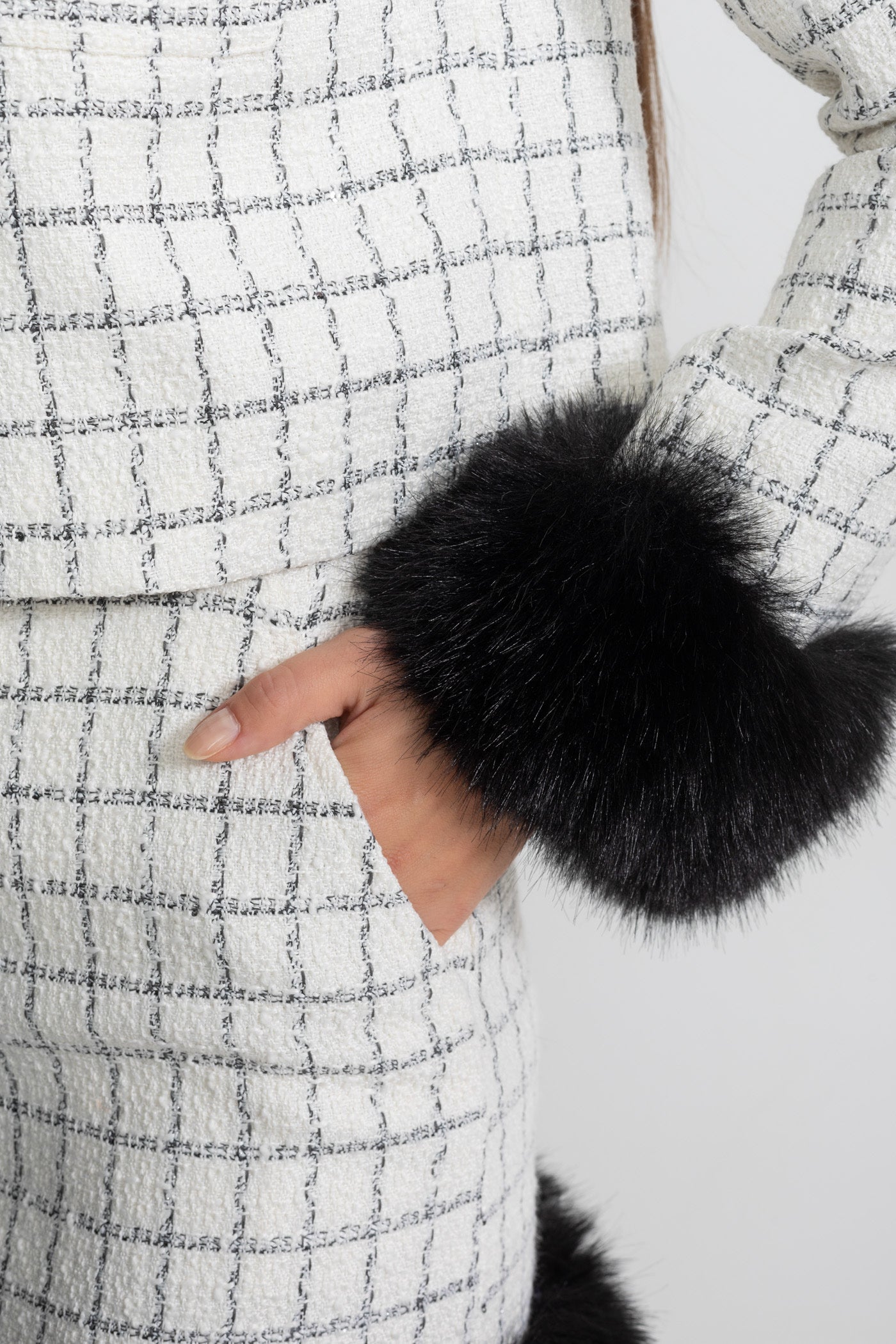 Ensemble coordonné en tweed avec garniture en fausse fourrure et détails en cuir contrastant – blanc et noir 