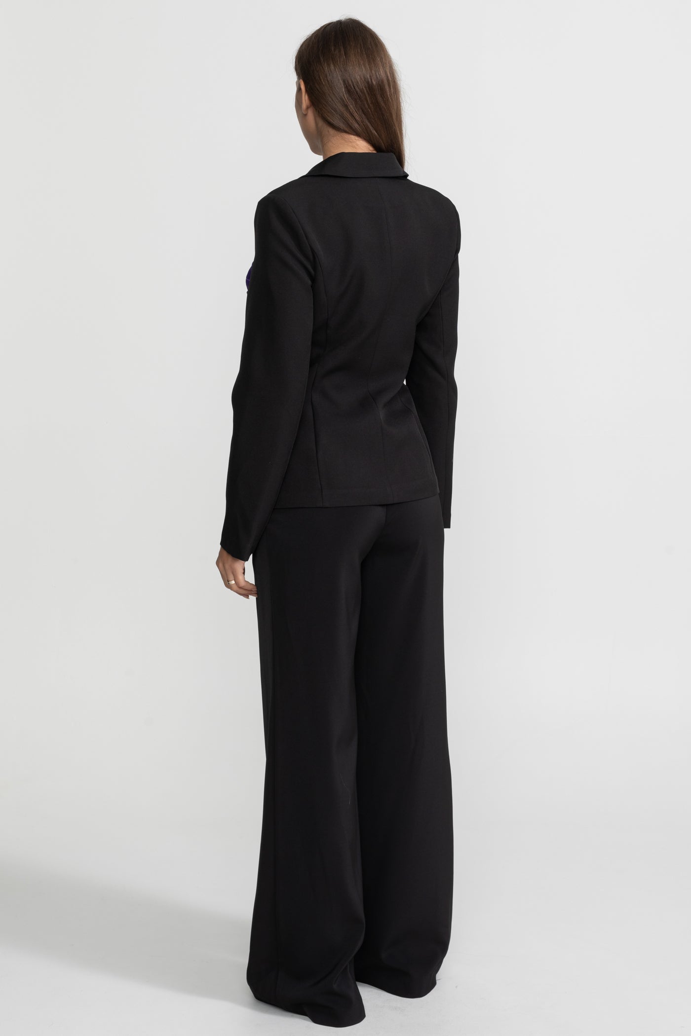 Blazer ajusté en satin avec panneaux de buste contrastants – Noir & Violet 