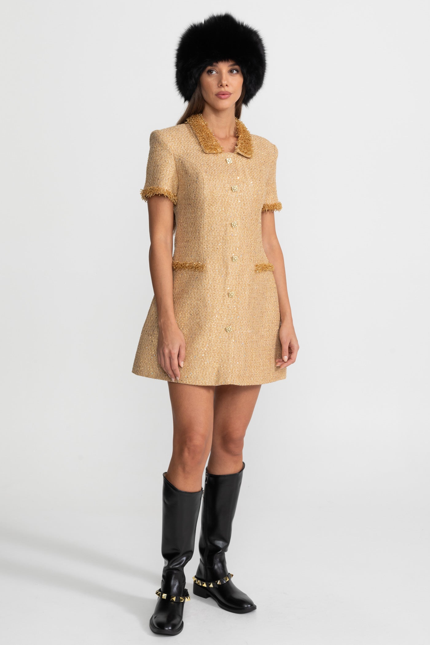Robe Mini en Tweed à Manches Courtes avec Bordure à Franges Métalliques – Or 
