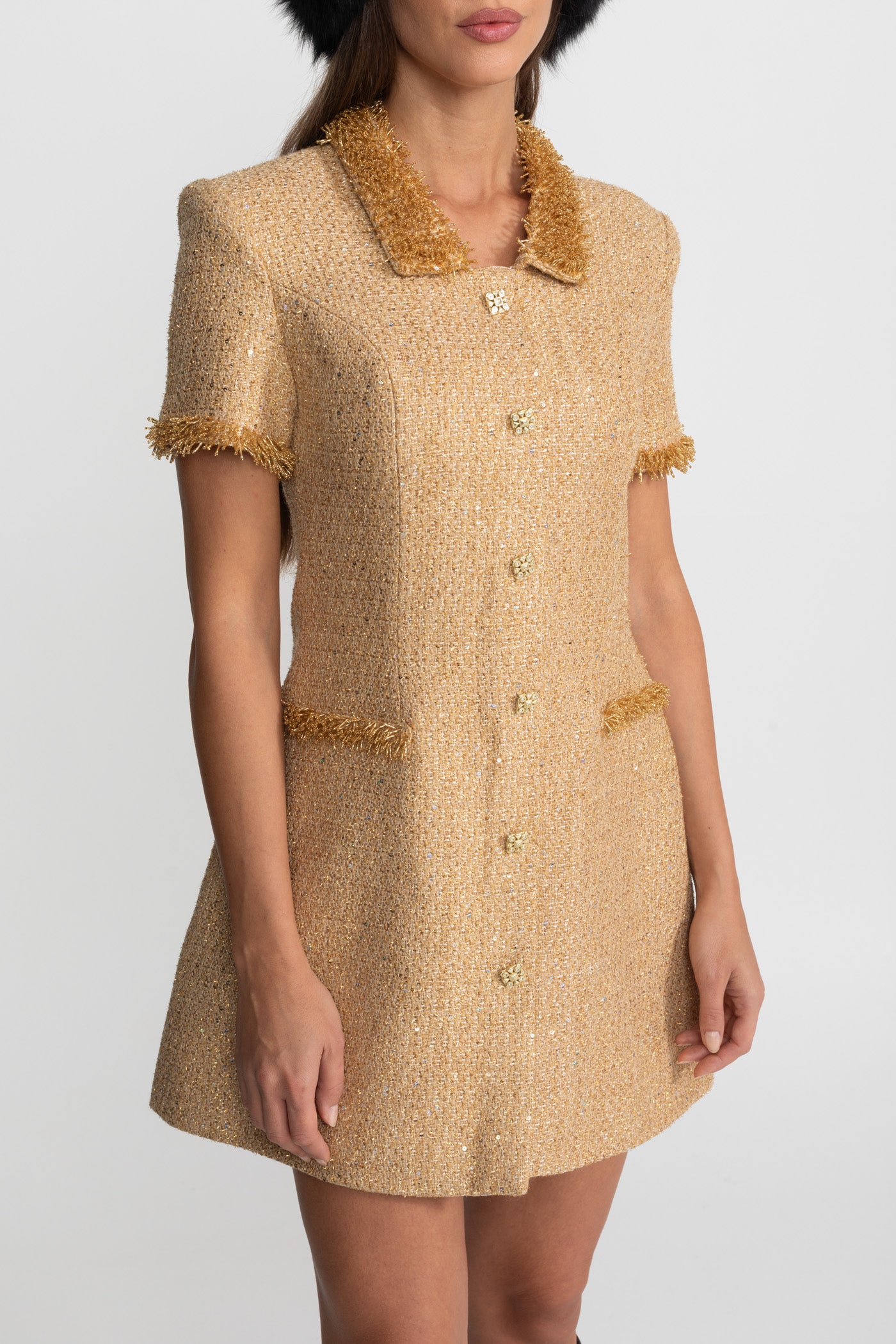 Robe Mini en Tweed à Manches Courtes avec Bordure à Franges Métalliques – Or 