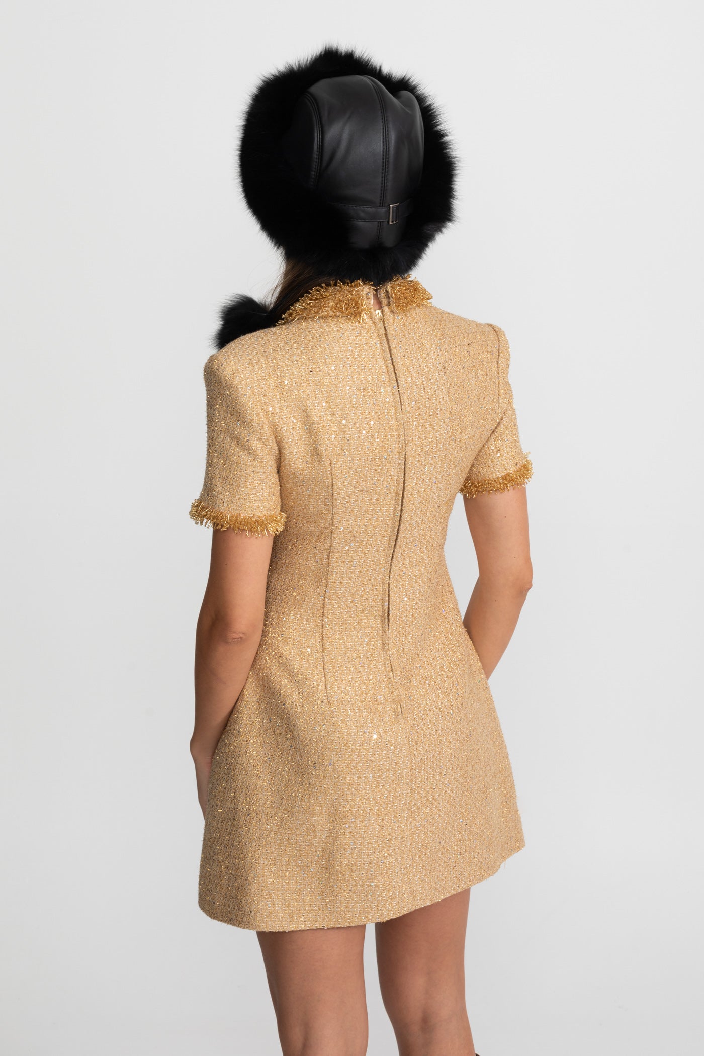 Robe Mini en Tweed à Manches Courtes avec Bordure à Franges Métalliques – Or 