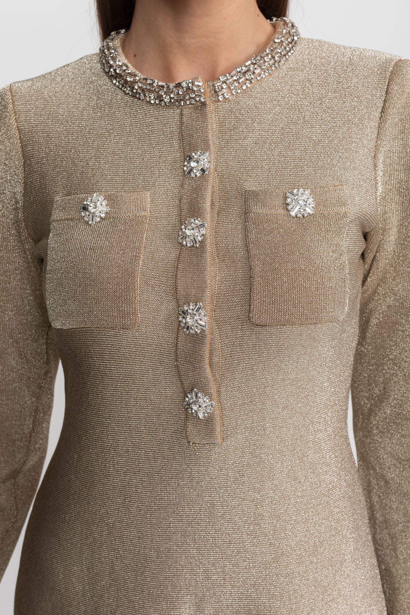 Robe Mini Shimmer avec Ornements de Boutons en Cristal – Champagne 