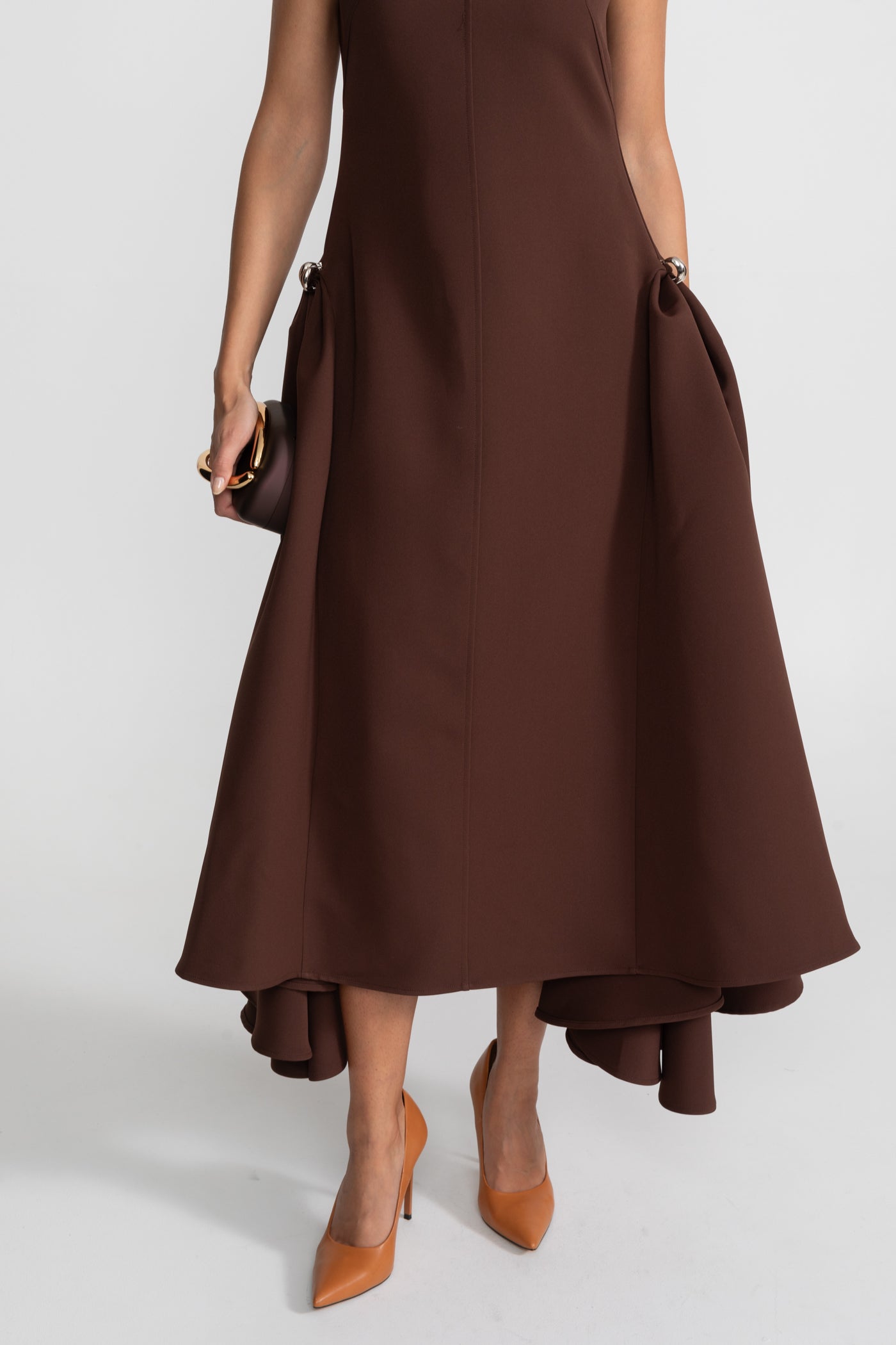 Robe Midi Structurée avec Ourlet Asymétrique et Détails en Anneau Métallique - Marron 