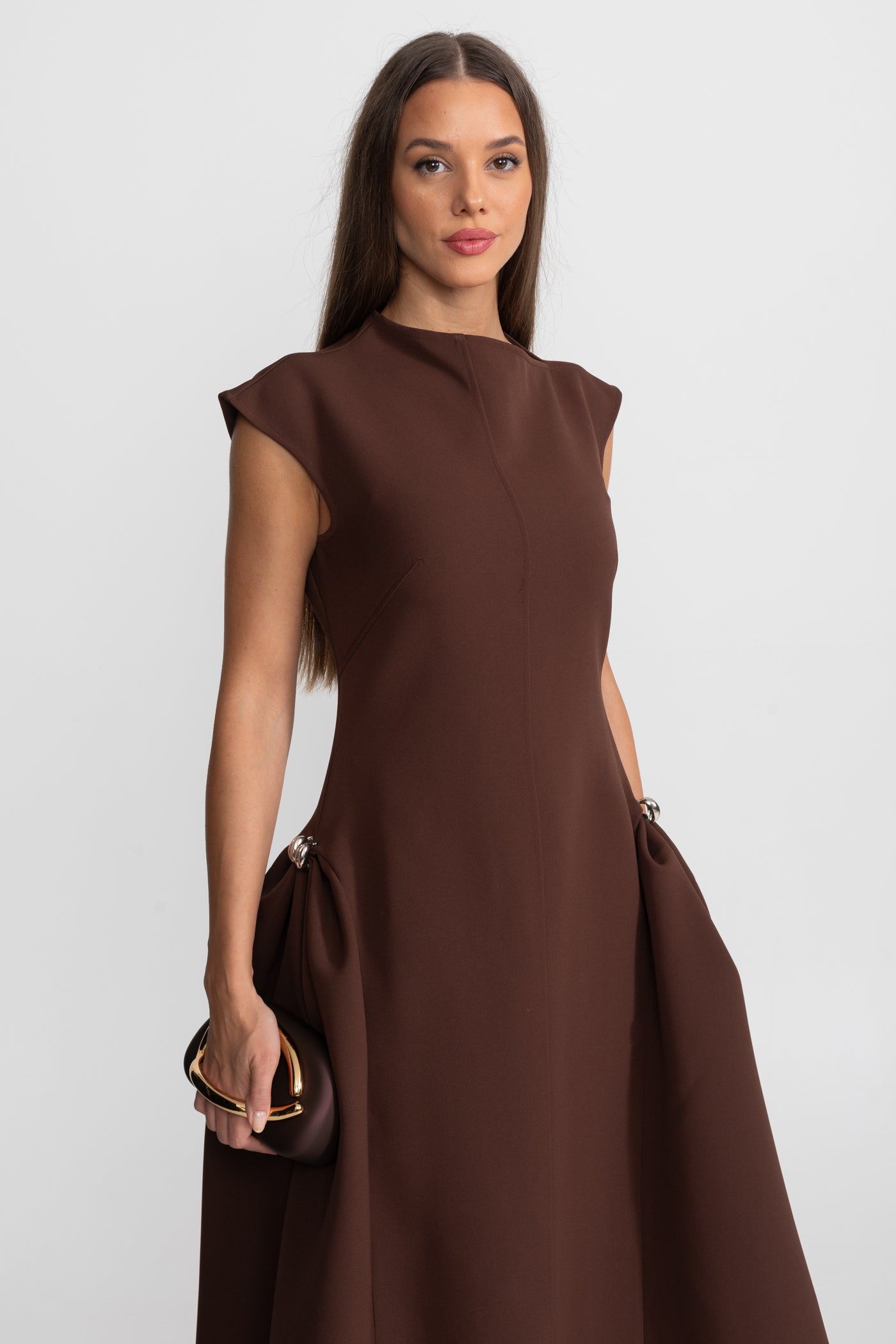 Robe Midi Structurée avec Ourlet Asymétrique et Détails en Anneau Métallique - Marron 