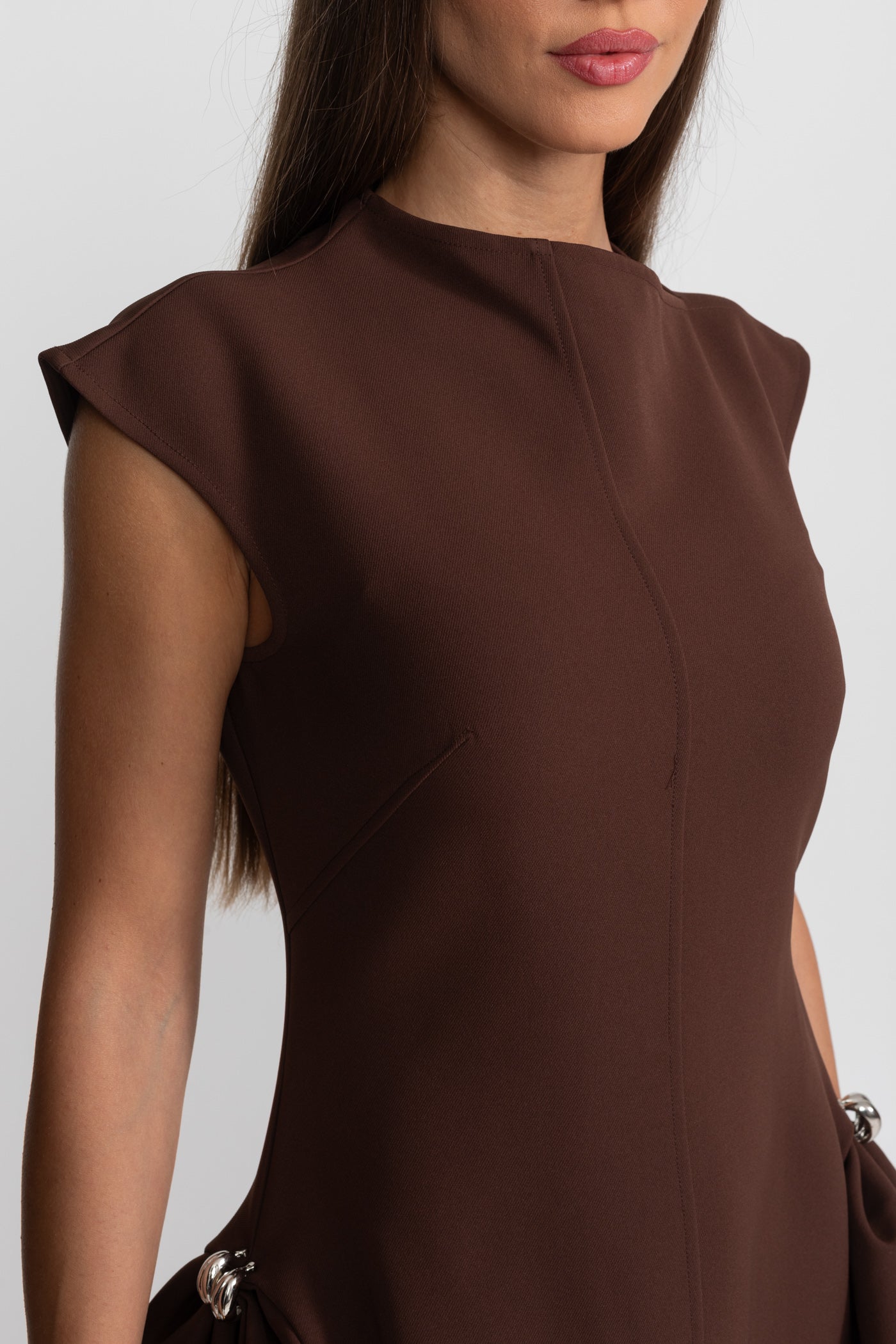 Robe Midi Structurée avec Ourlet Asymétrique et Détails en Anneau Métallique - Marron 