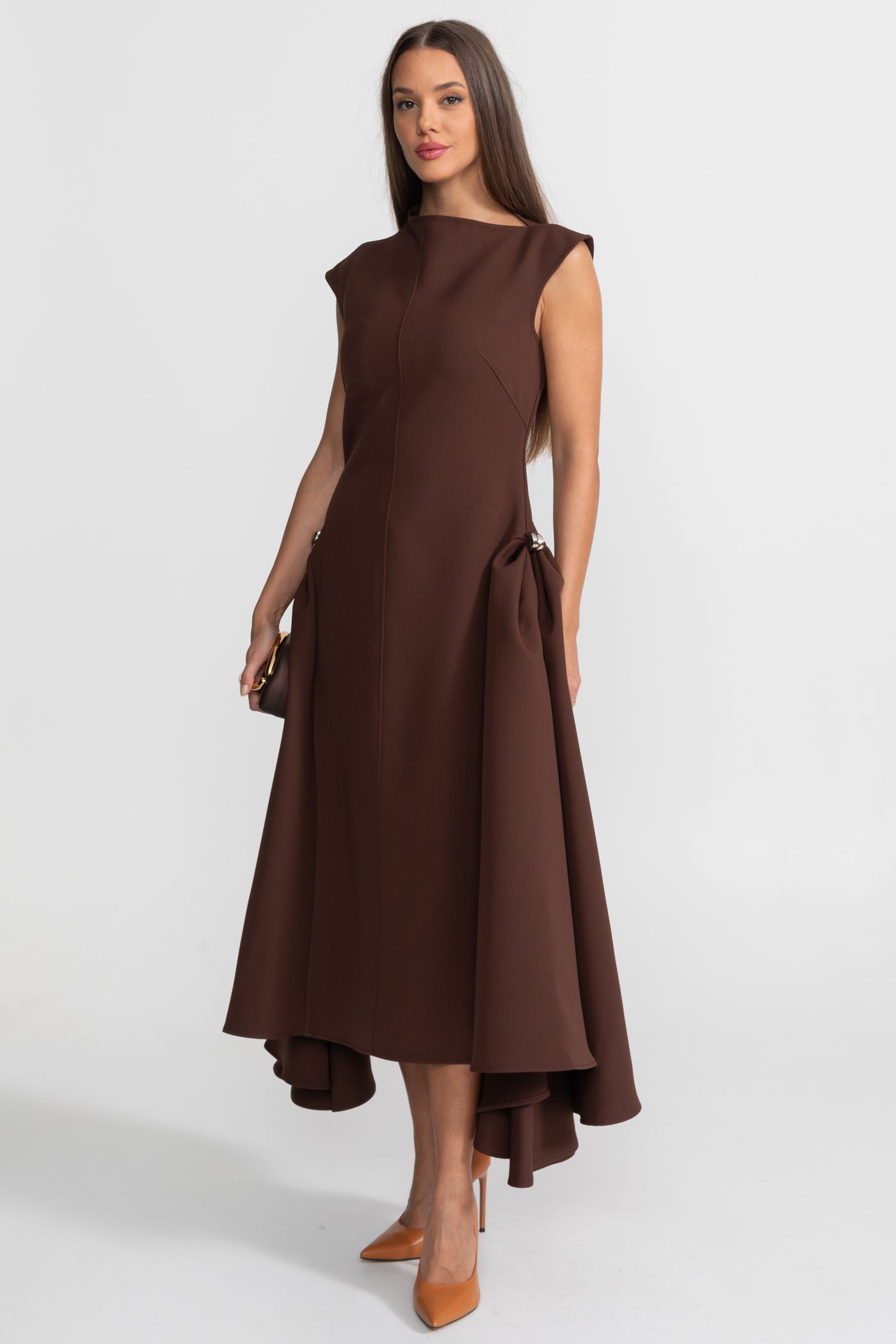 Robe Midi Structurée avec Ourlet Asymétrique et Détails en Anneau Métallique - Marron 
