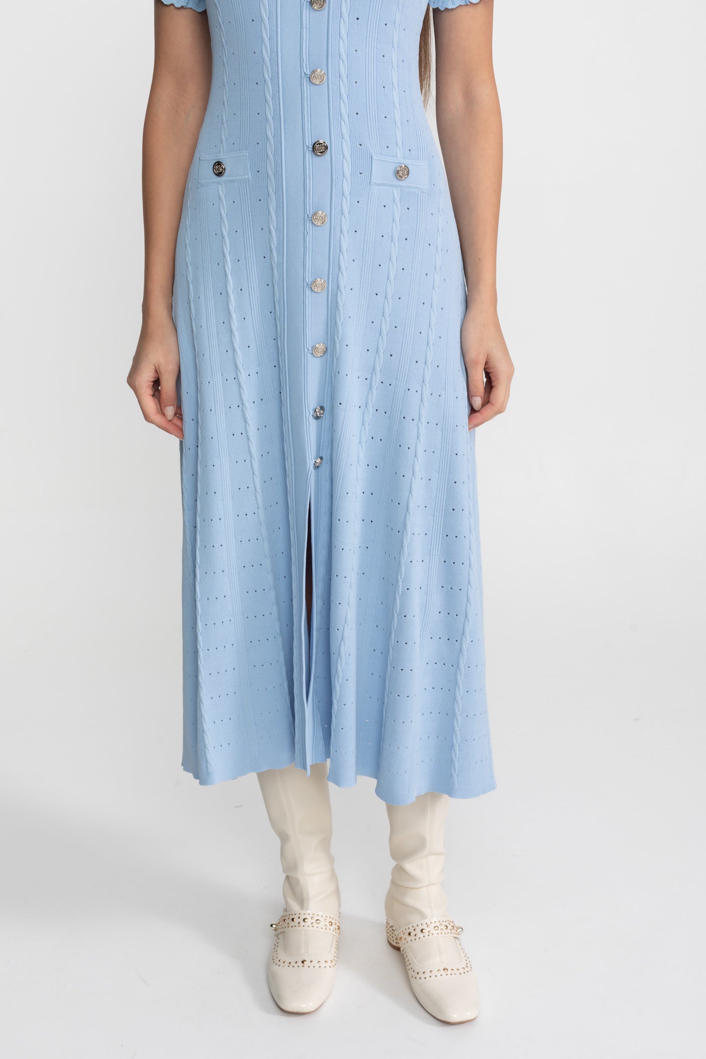 Robe midi en maille à boutons sur le devant avec manches festonnées – Baby Blue 