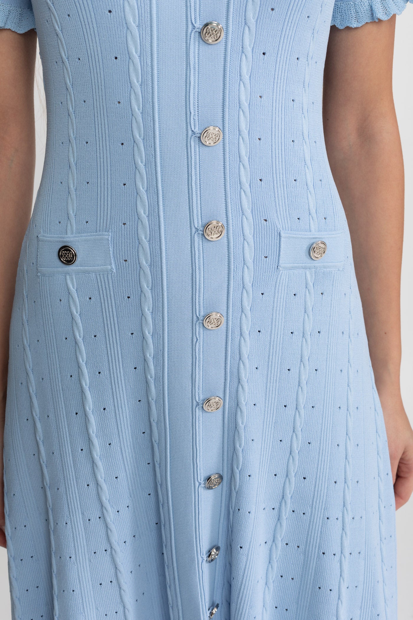 Robe midi en maille à boutons sur le devant avec manches festonnées – Baby Blue 