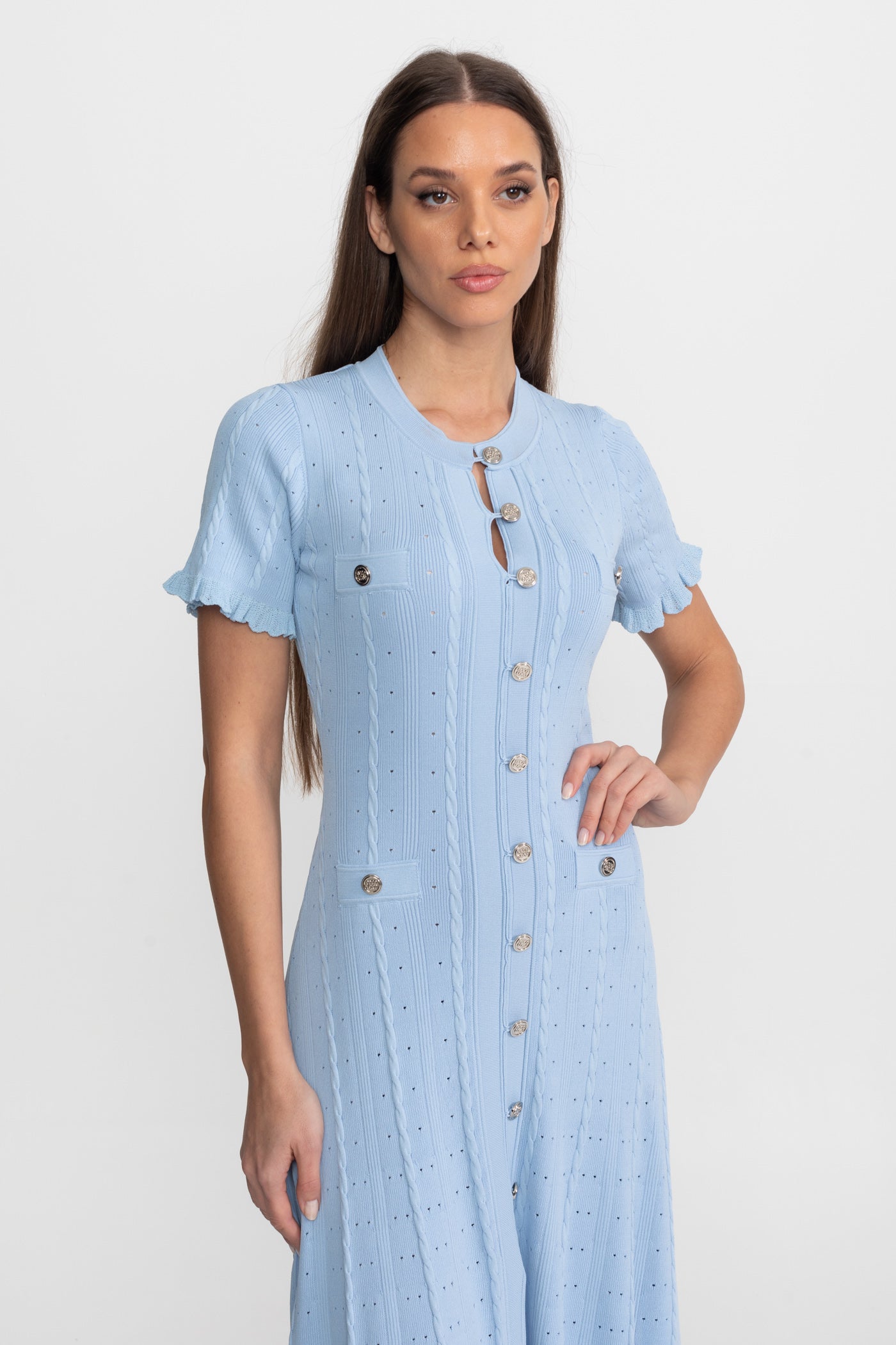 Robe midi en maille à boutons sur le devant avec manches festonnées – Baby Blue 