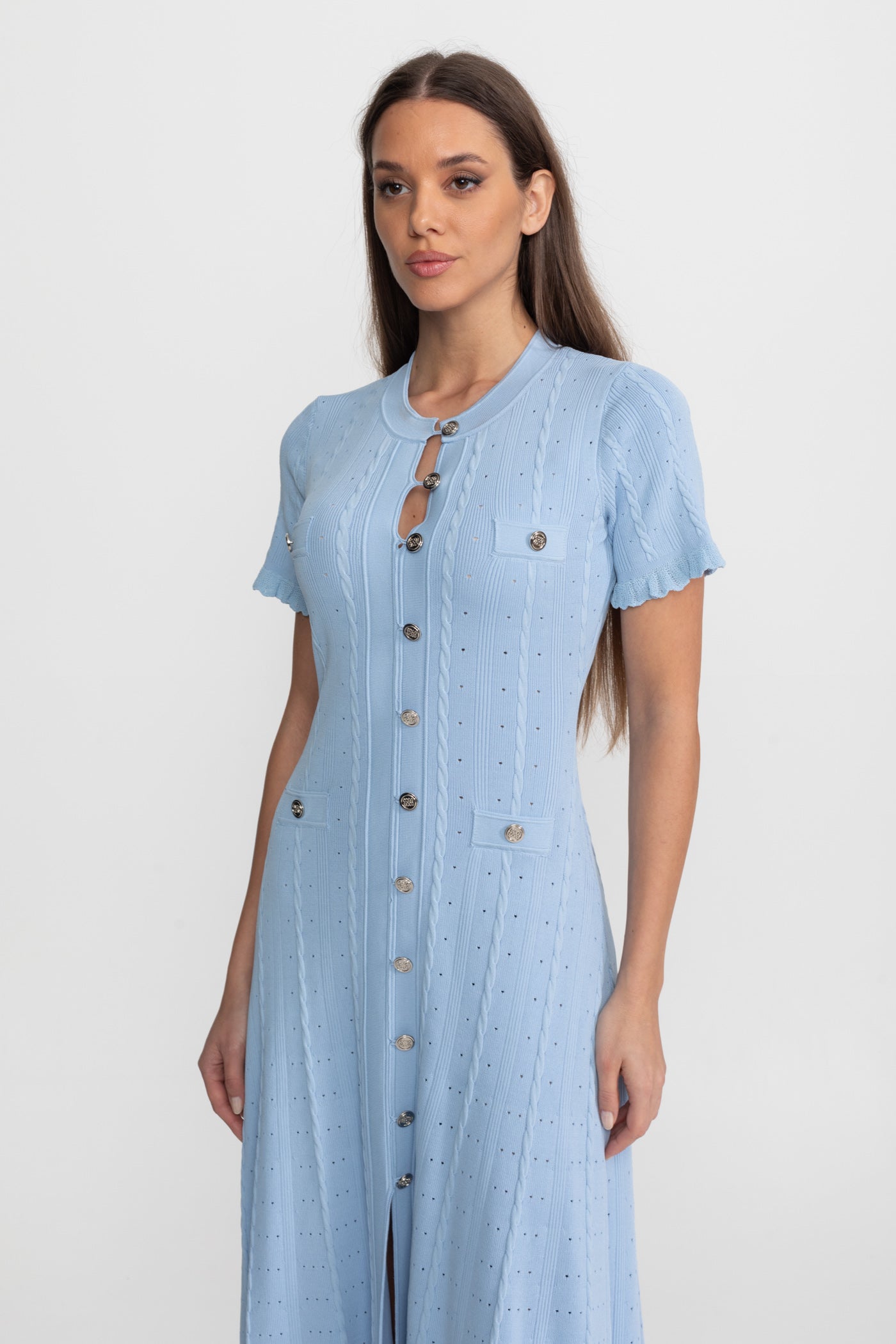 Robe midi en maille à boutons sur le devant avec manches festonnées – Baby Blue 