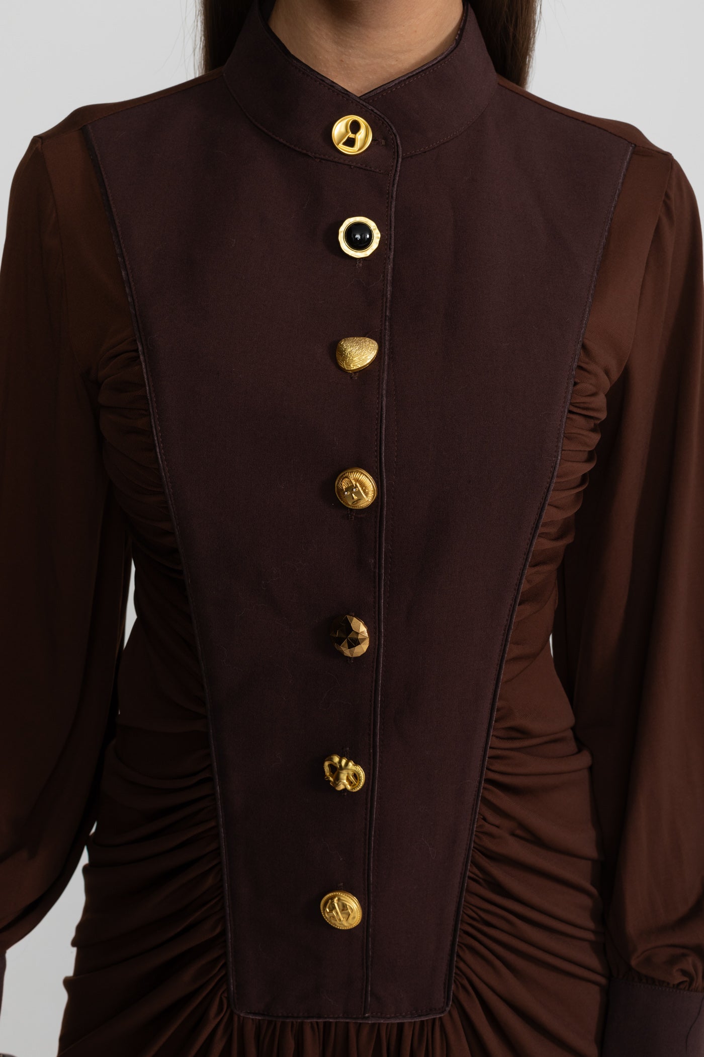 Robe longue drapée avec boutons dorés imposants - Marron 
