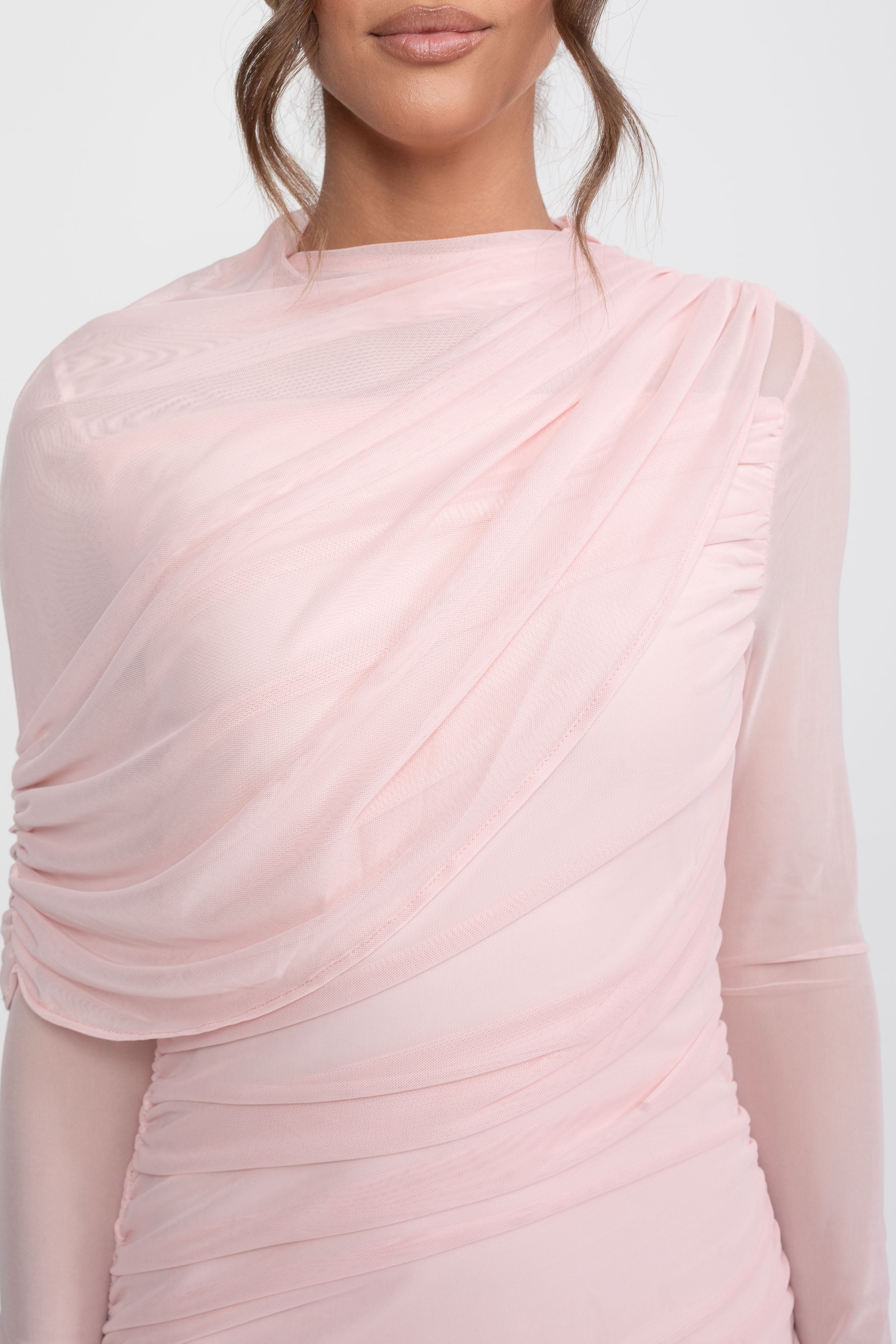 Robe longue à épaule drapée avec jupe transparente - Rose 