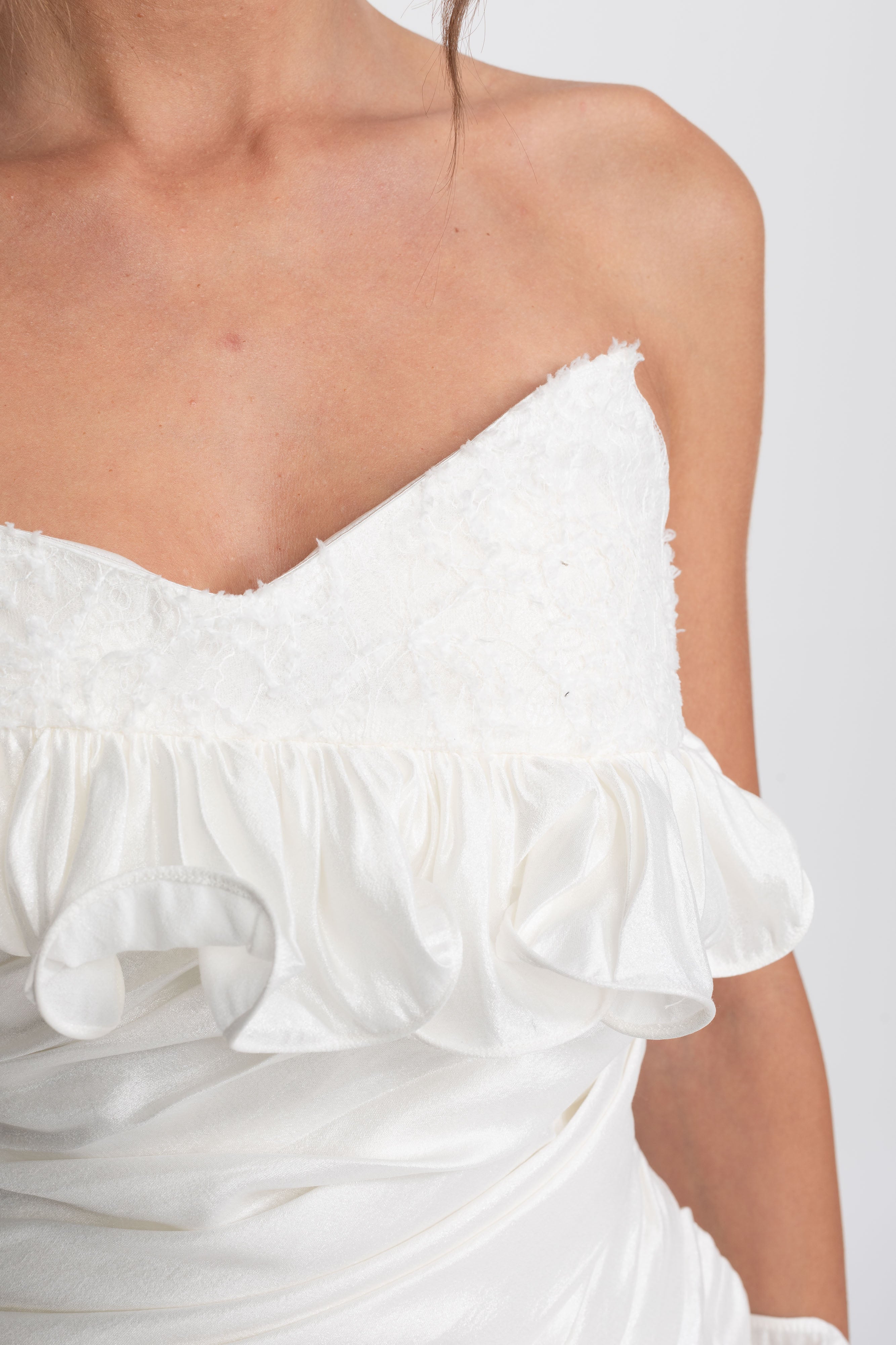 Mini-robe bustier à volants avec décolleté en cœur - Blanc 