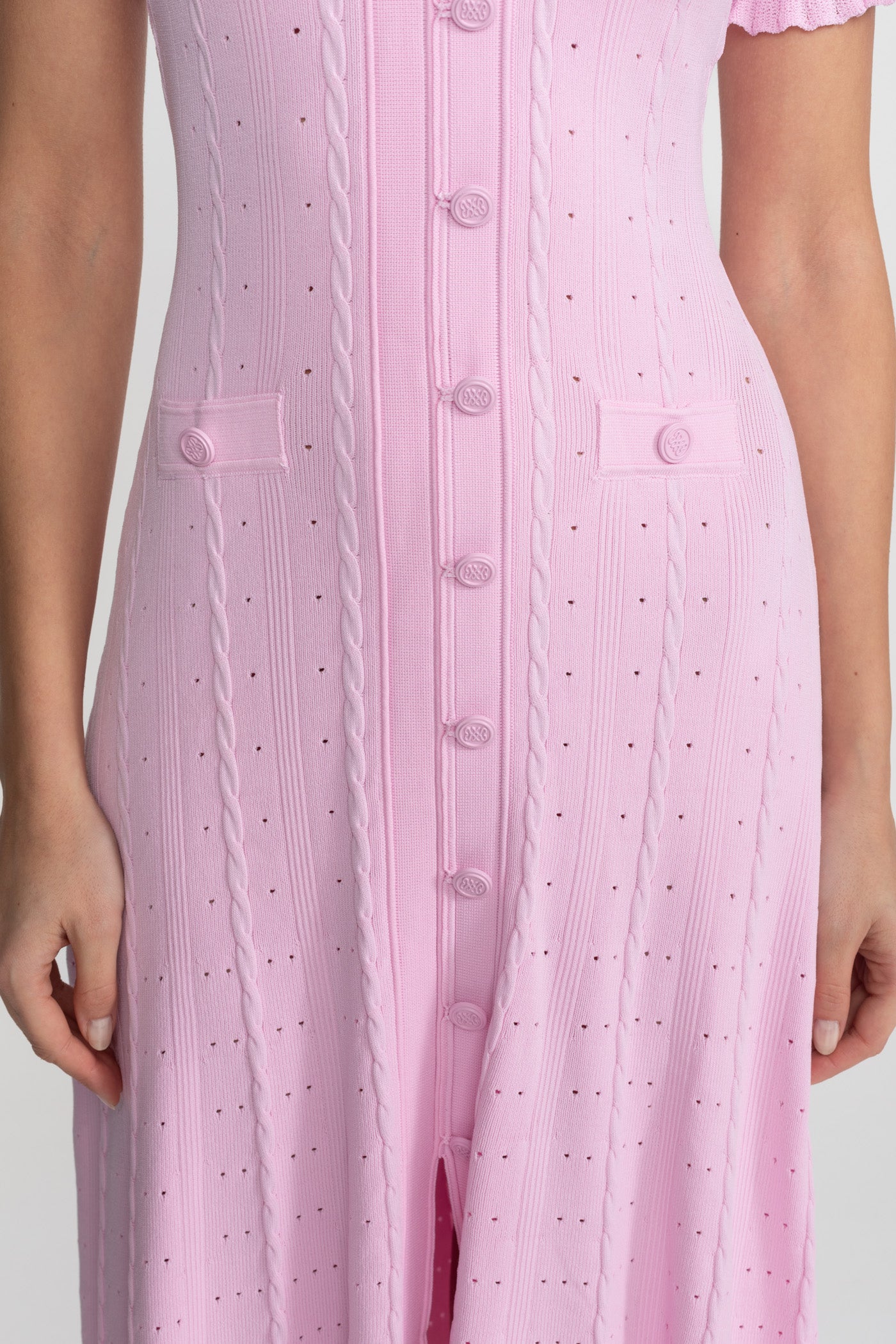 Robe midi en maille à boutons sur le devant avec manches festonnées – Rose 