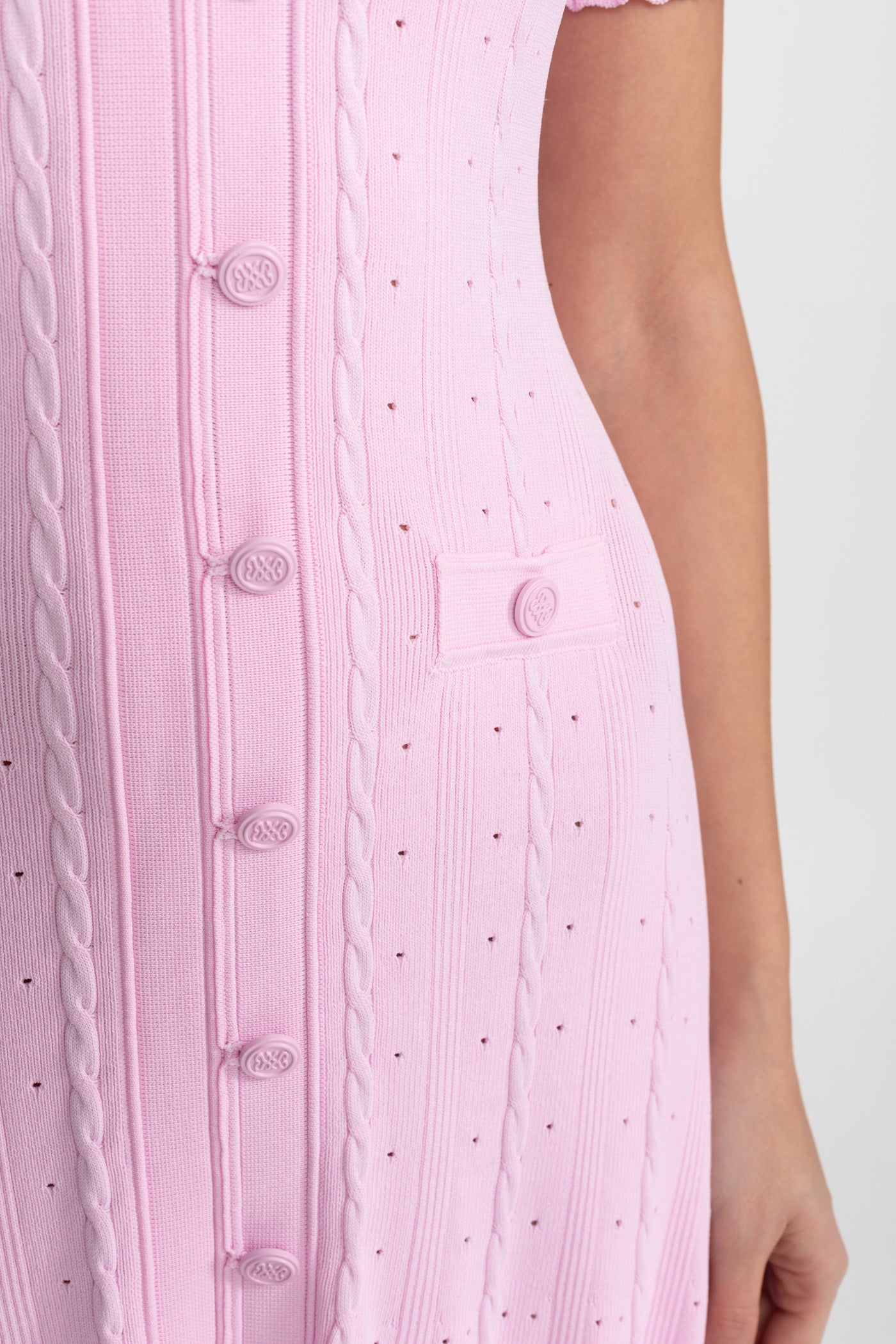 Robe midi en maille à boutons sur le devant avec manches festonnées – Rose 