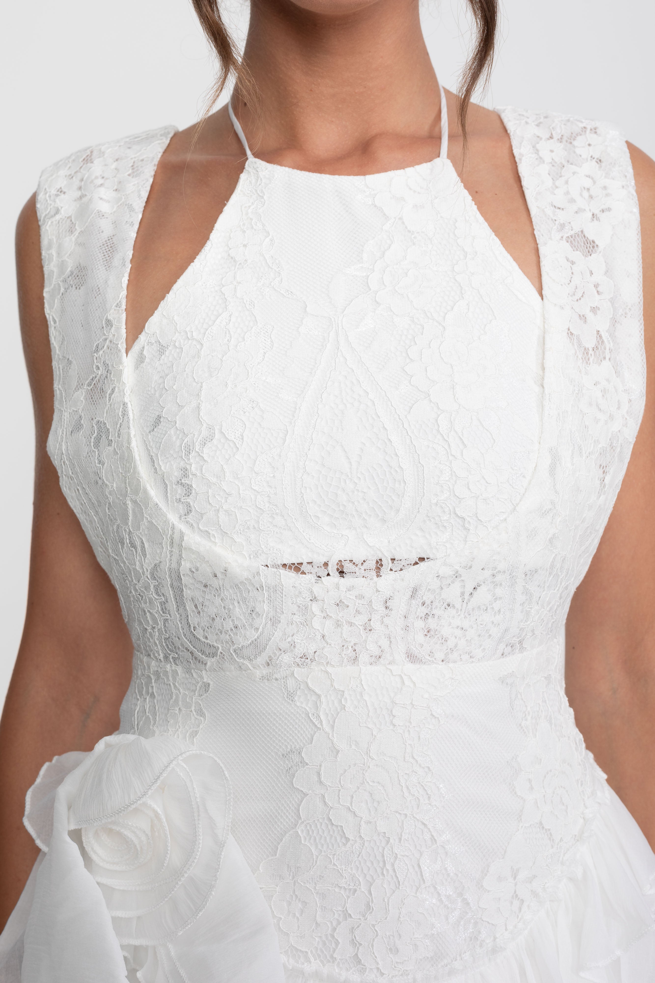 Mini-robe à col halter en dentelle avec rosette et jupe à volants - White 