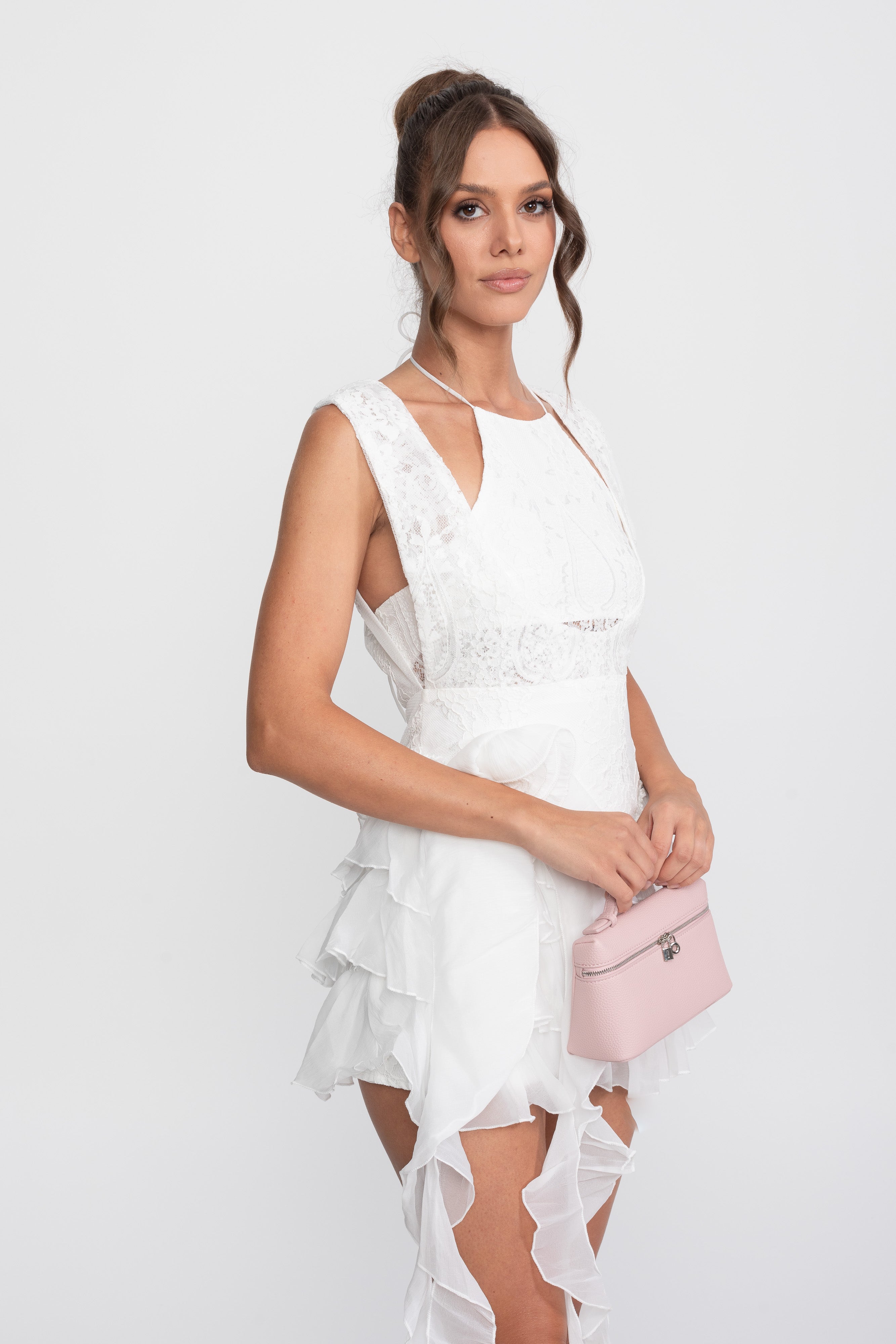 Mini-robe à col halter en dentelle avec rosette et jupe à volants - White 