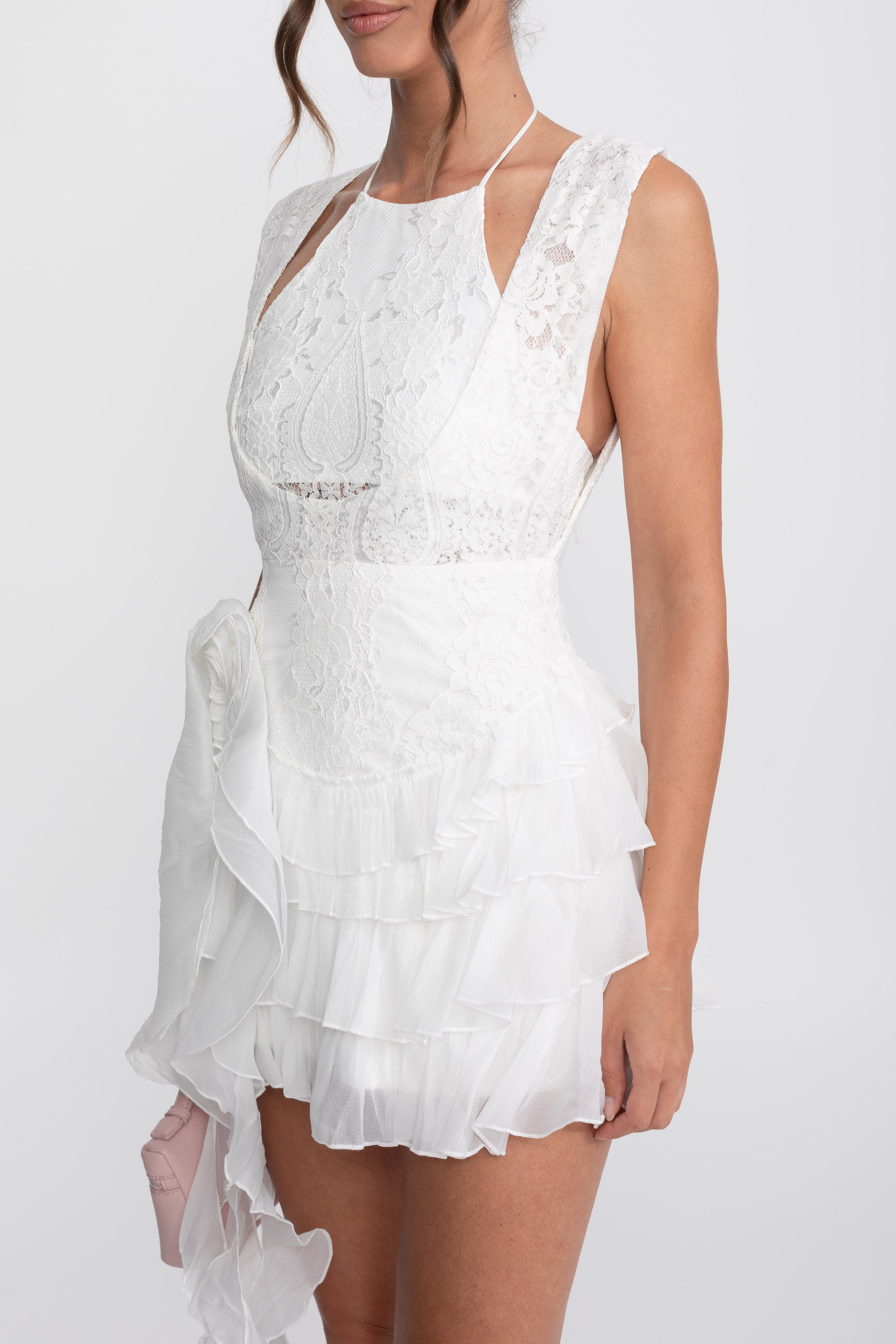 Mini-robe à col halter en dentelle avec rosette et jupe à volants - White 