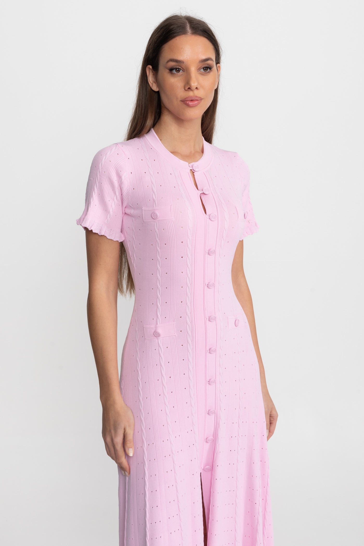 Robe midi en maille à boutons sur le devant avec manches festonnées – Rose 