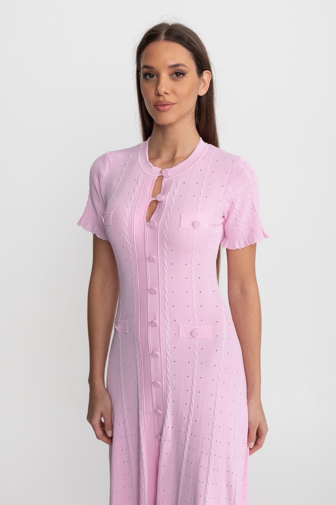 Robe midi en maille à boutons sur le devant avec manches festonnées – Rose 