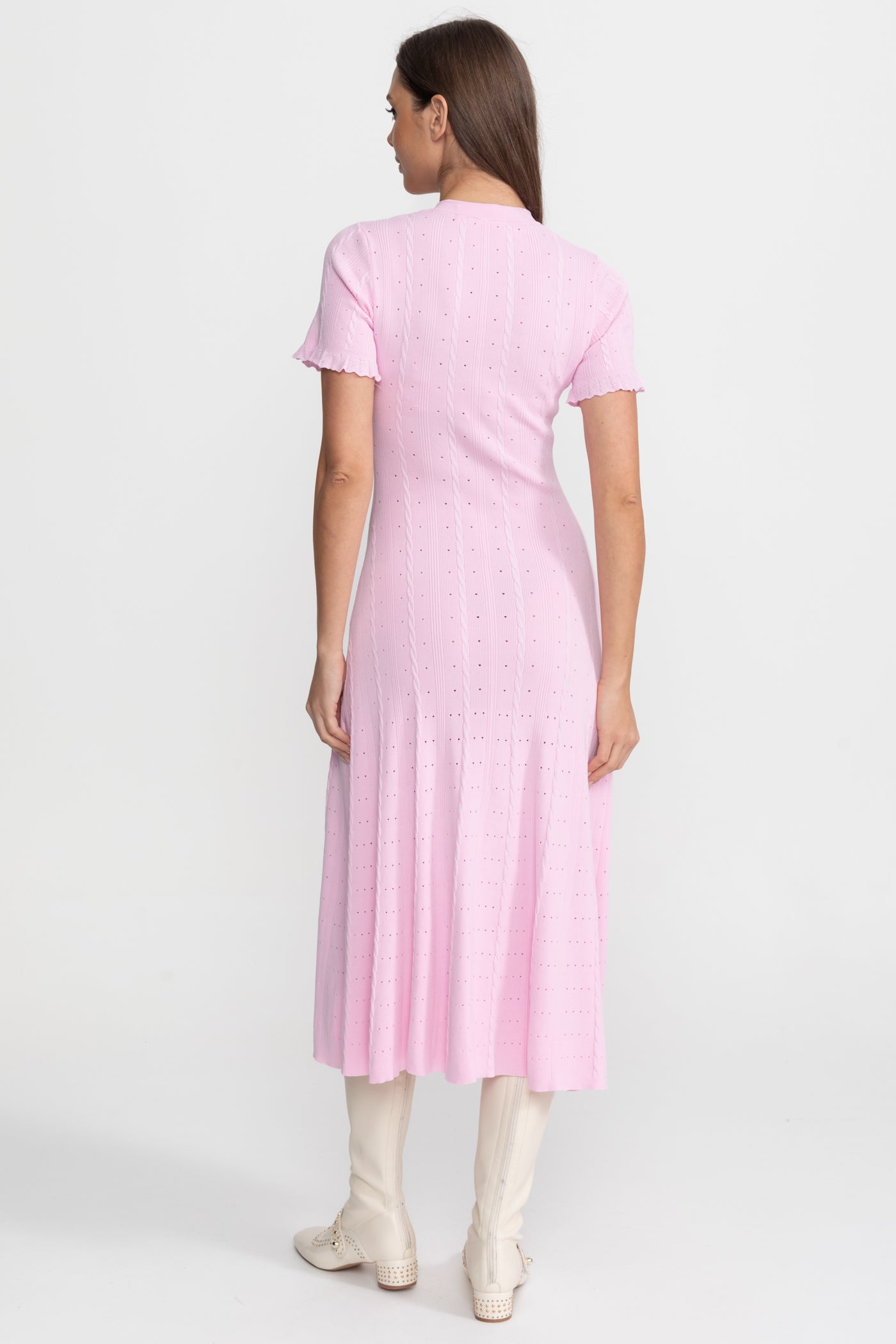 Robe midi en maille à boutons sur le devant avec manches festonnées – Rose 