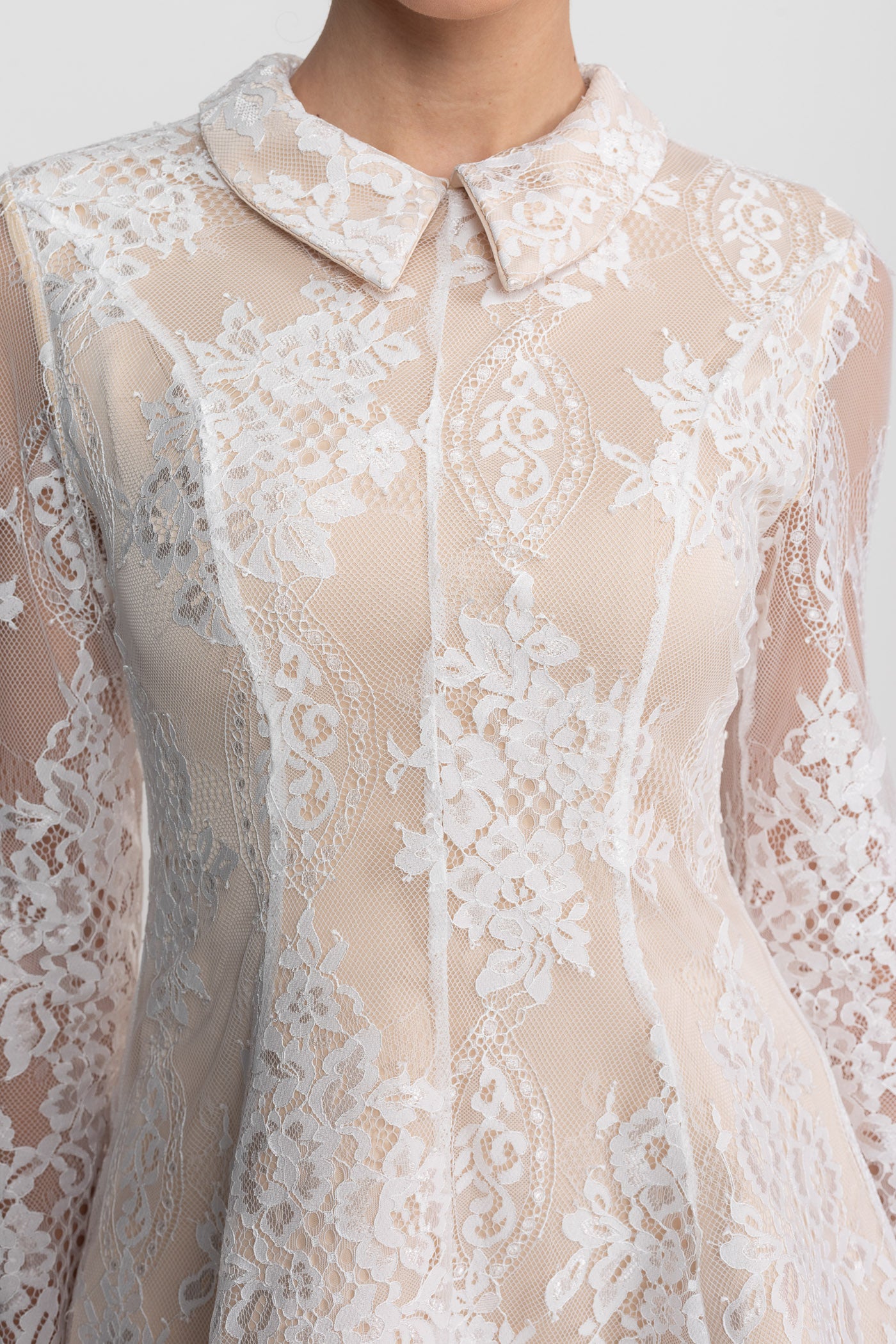 Robe courte en dentelle à manches longues avec col chemise et superposition transparente - Ivoire 
