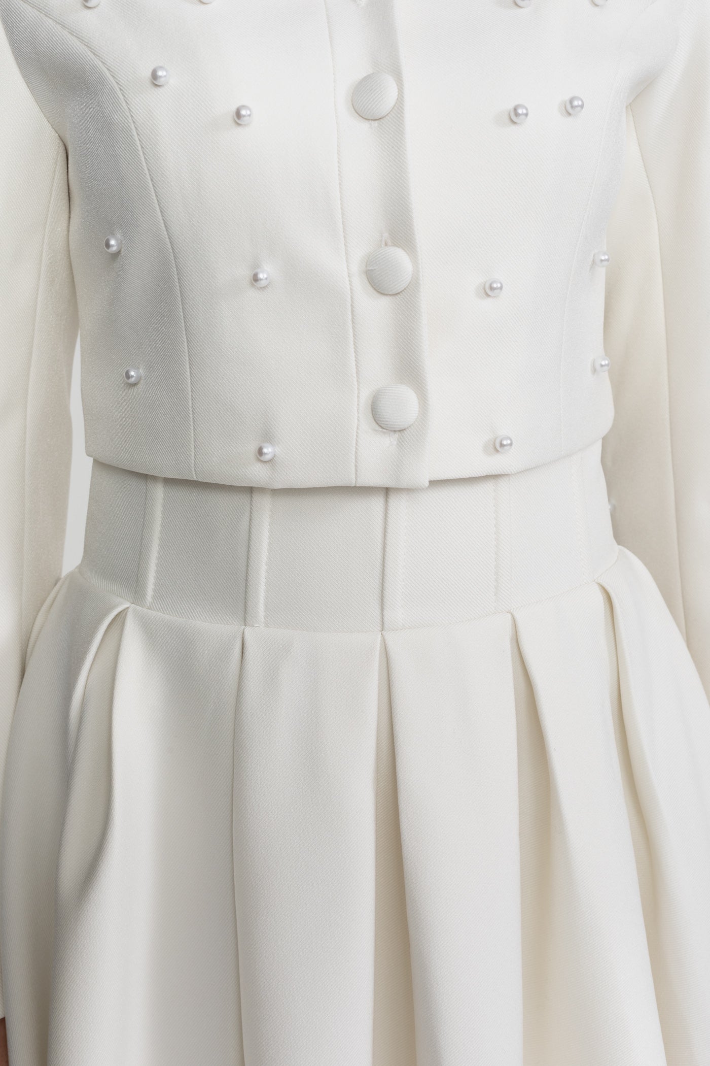 Ensemble coordonné orné de perles avec veste courte et jupe longue – Blanc 