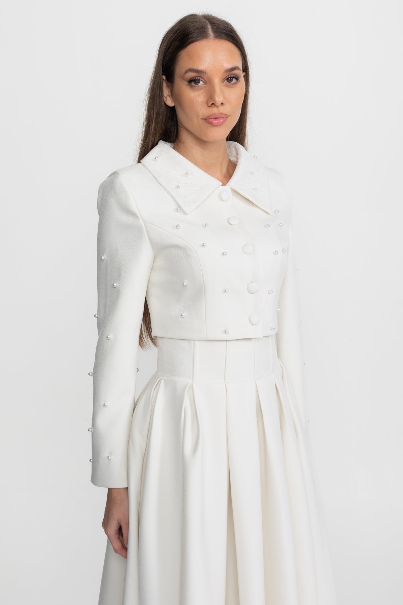 Ensemble coordonné orné de perles avec veste courte et jupe longue – Blanc 