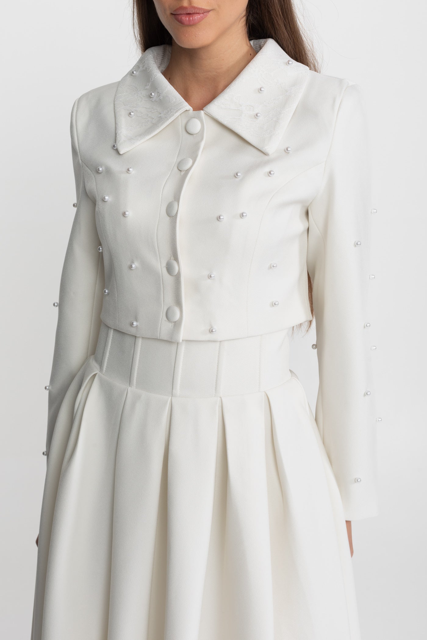 Ensemble coordonné orné de perles avec veste courte et jupe longue – Blanc 