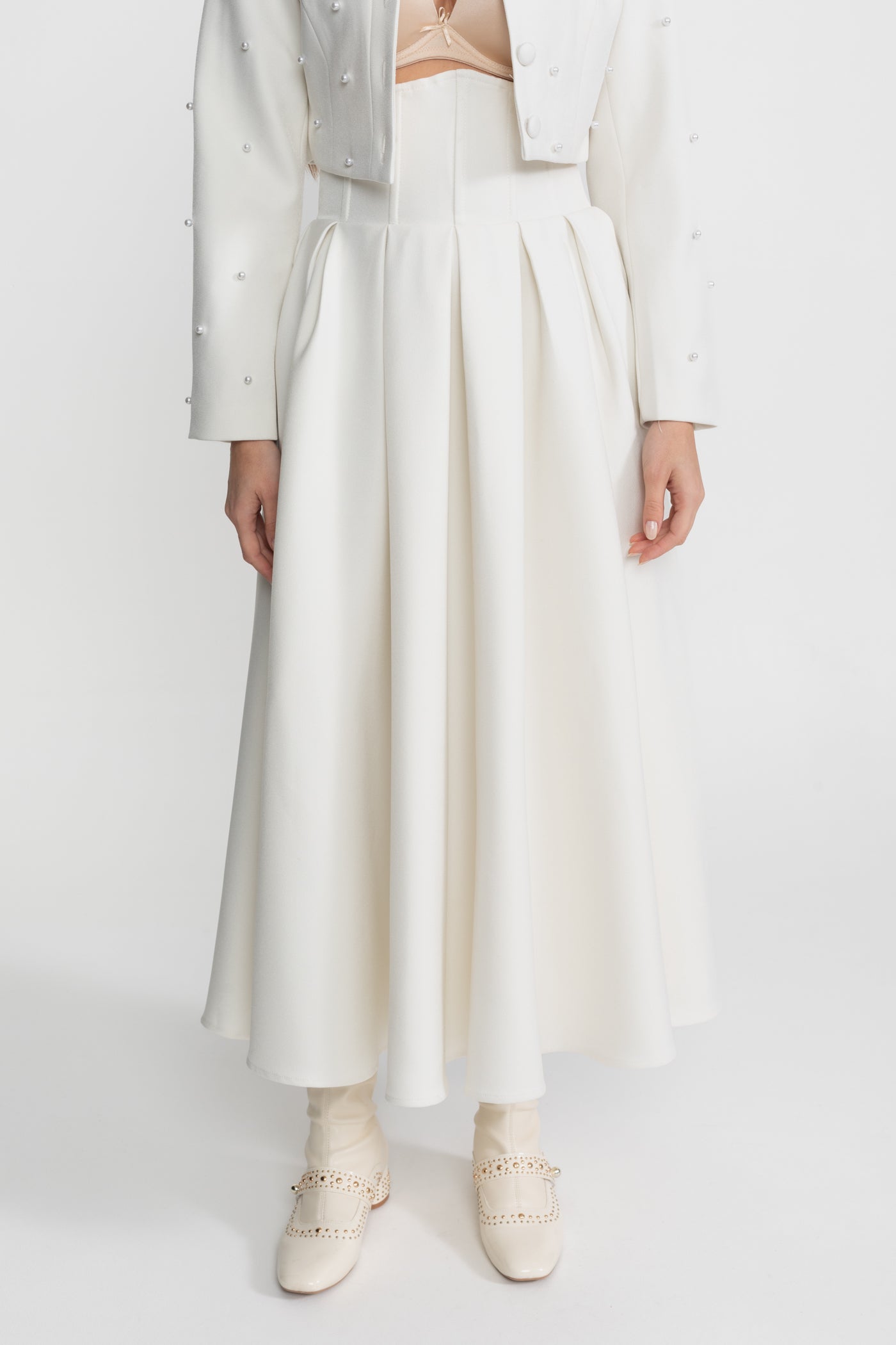 Ensemble coordonné orné de perles avec veste courte et jupe longue – Blanc 