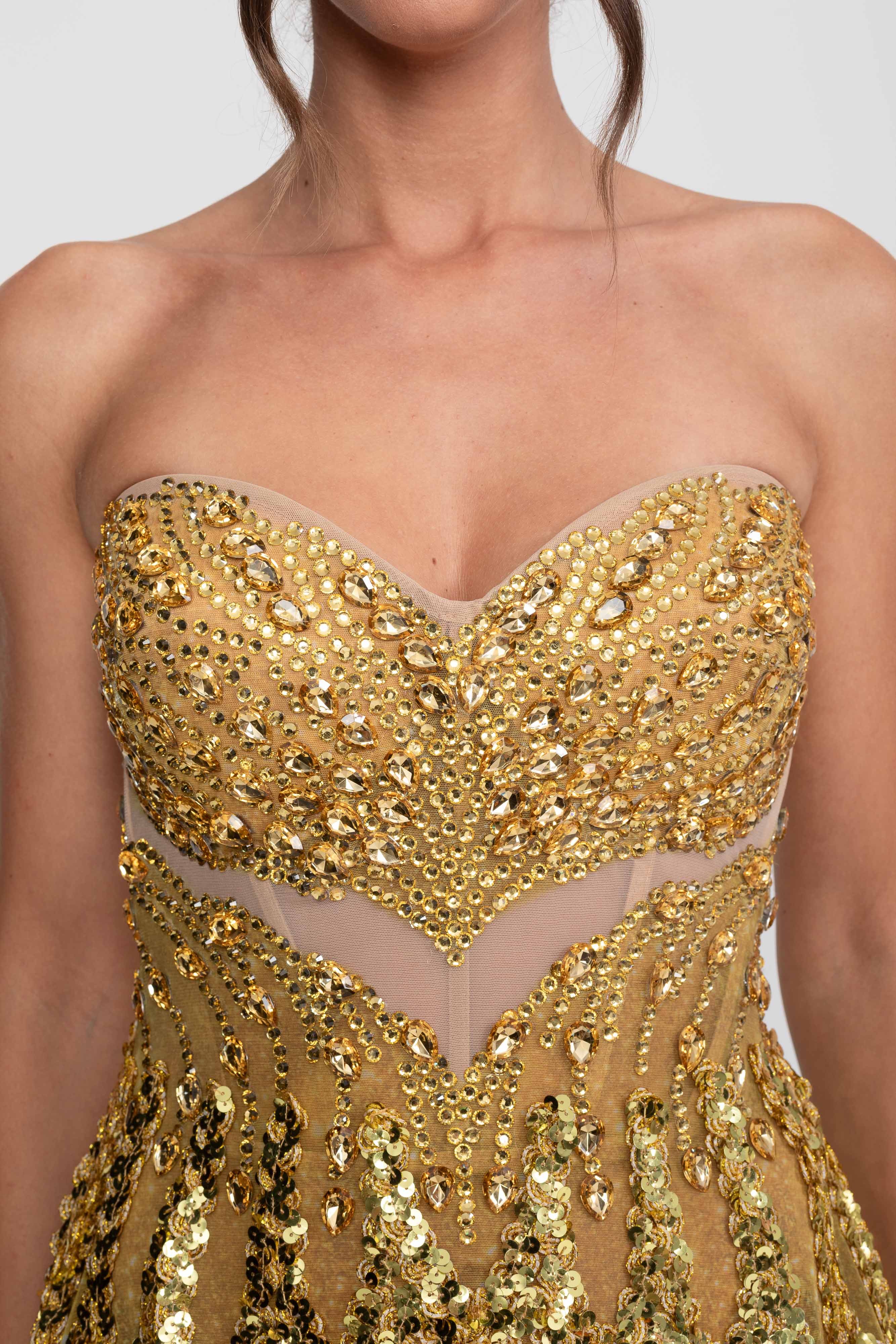 Robe mini ajustée-évasée ornée de bijoux avec décolleté cœur - Or 