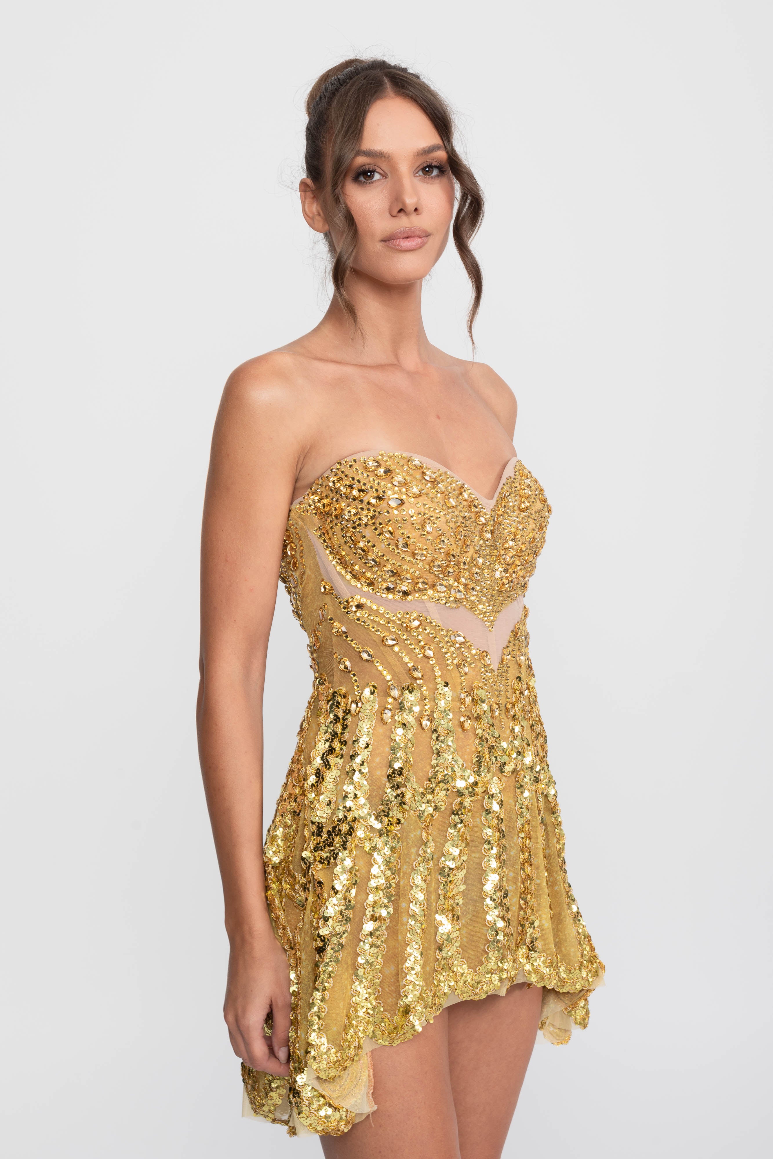Robe mini ajustée-évasée ornée de bijoux avec décolleté cœur - Or 