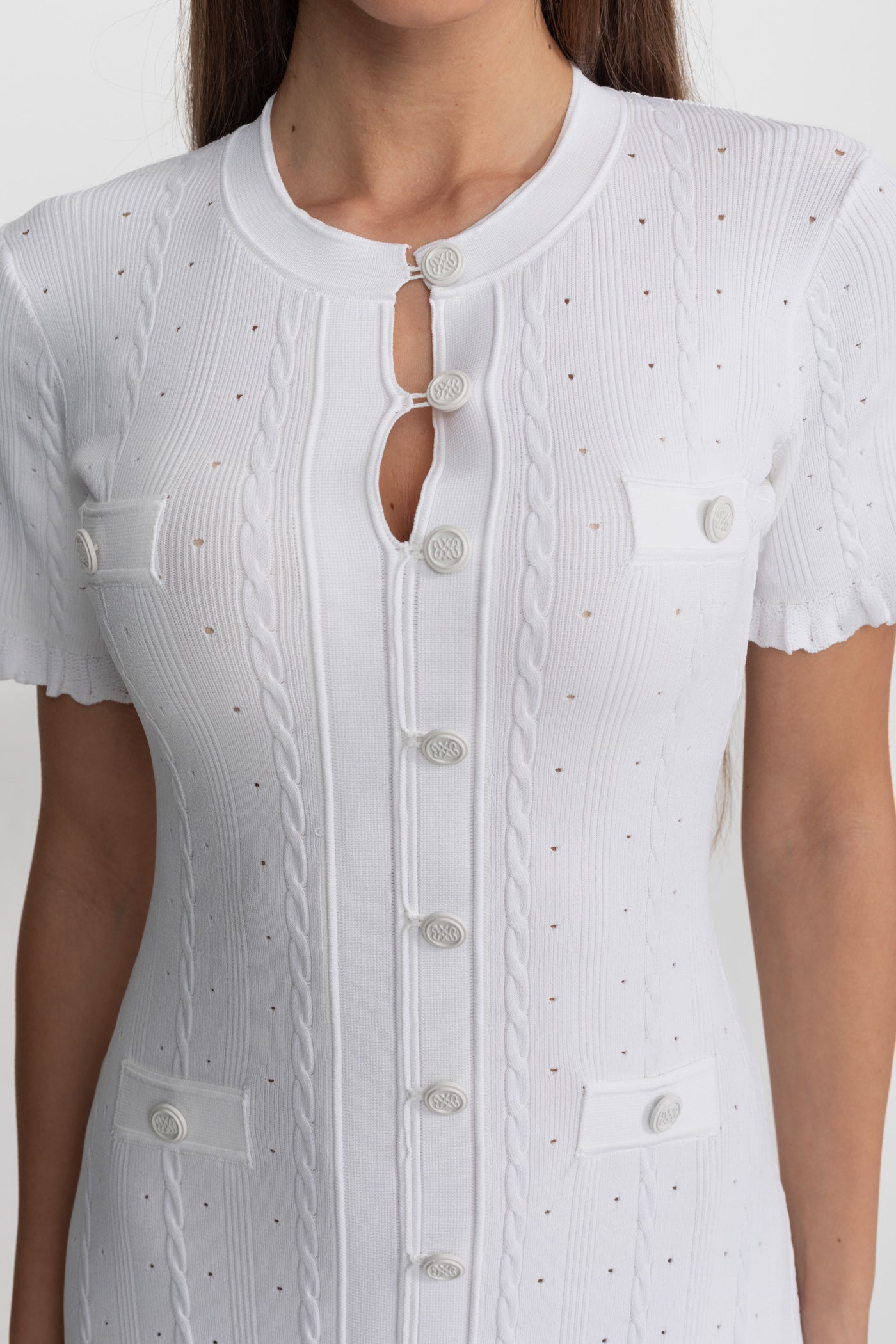 Robe midi en maille boutonnée à l'avant avec manches festonnées – Blanc 