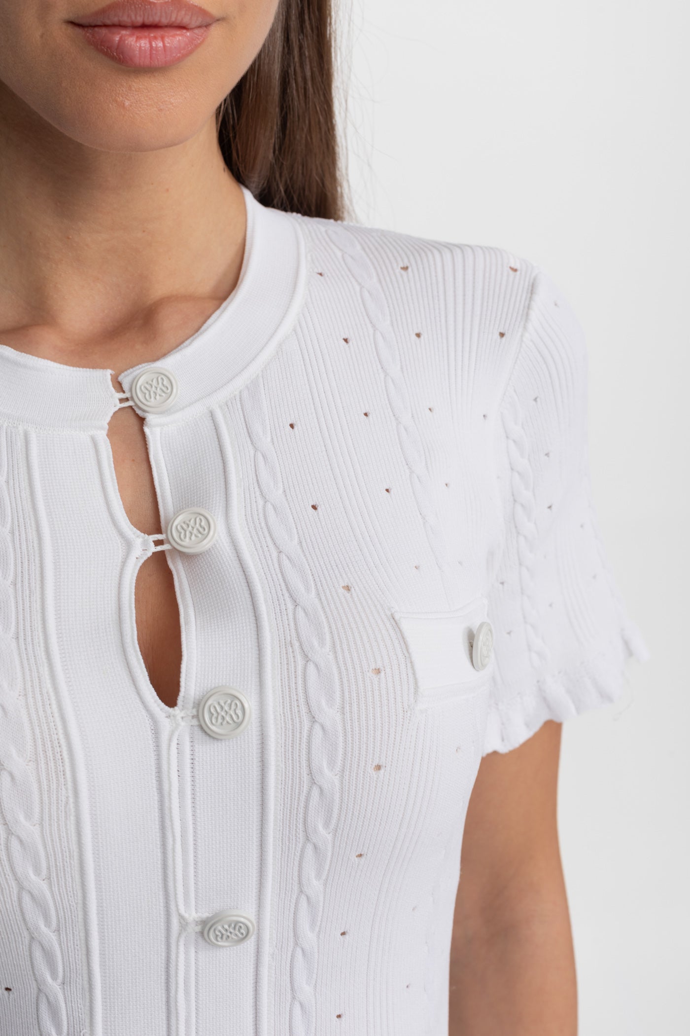 Robe midi en maille boutonnée à l'avant avec manches festonnées – Blanc 