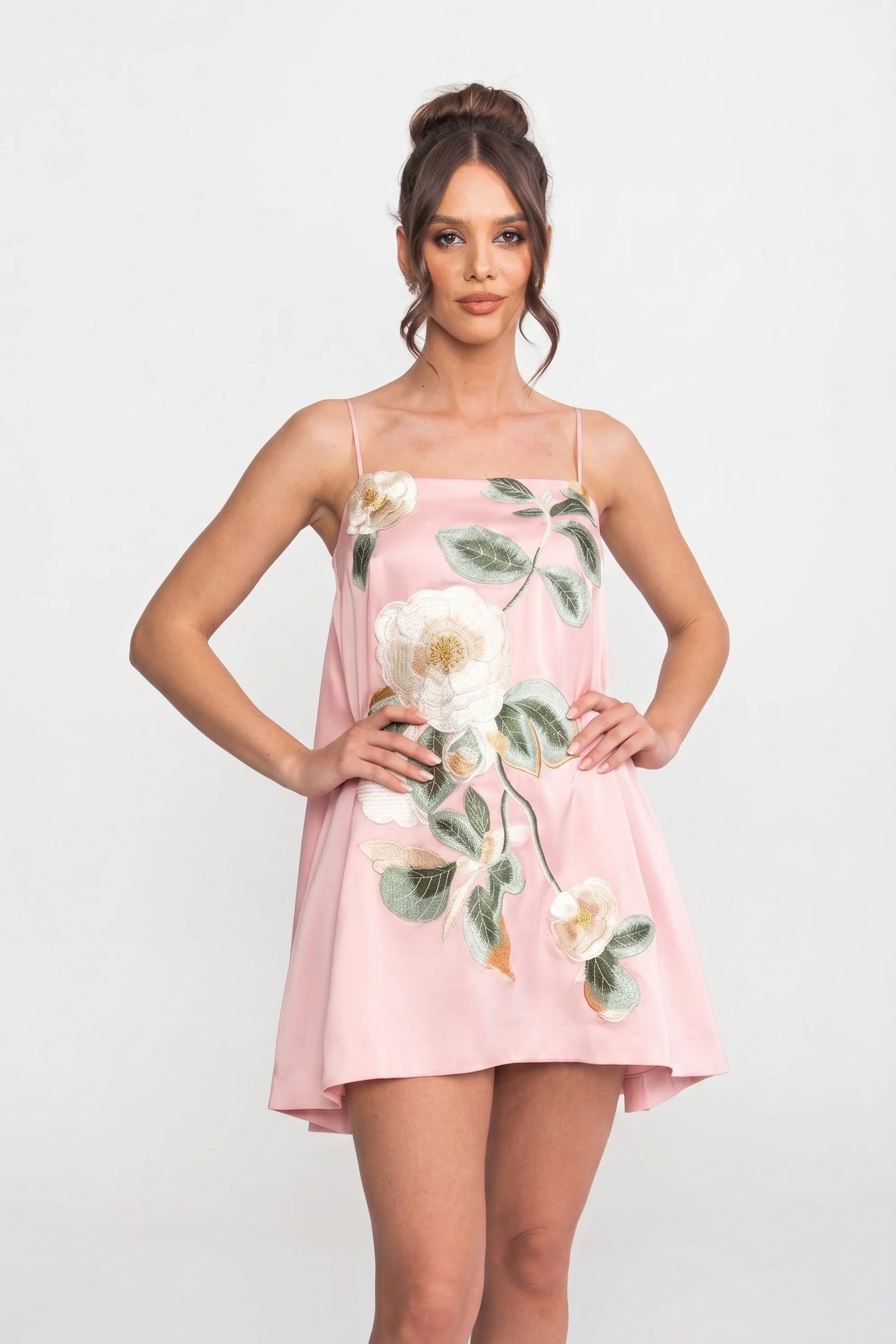 Robe mini à bretelles spaghetti avec appliqué floral 3D et jupe trapèze - Rose 