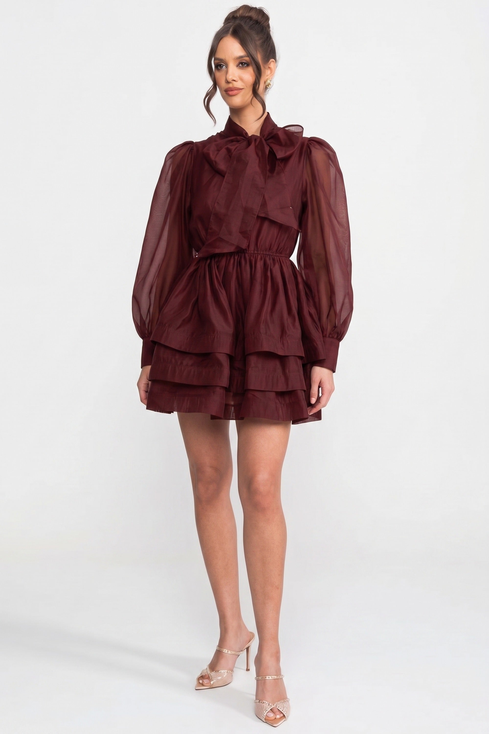 Robe mini à col montant avec manches bouffantes, jupe à volants à étages et nœud - Wine 